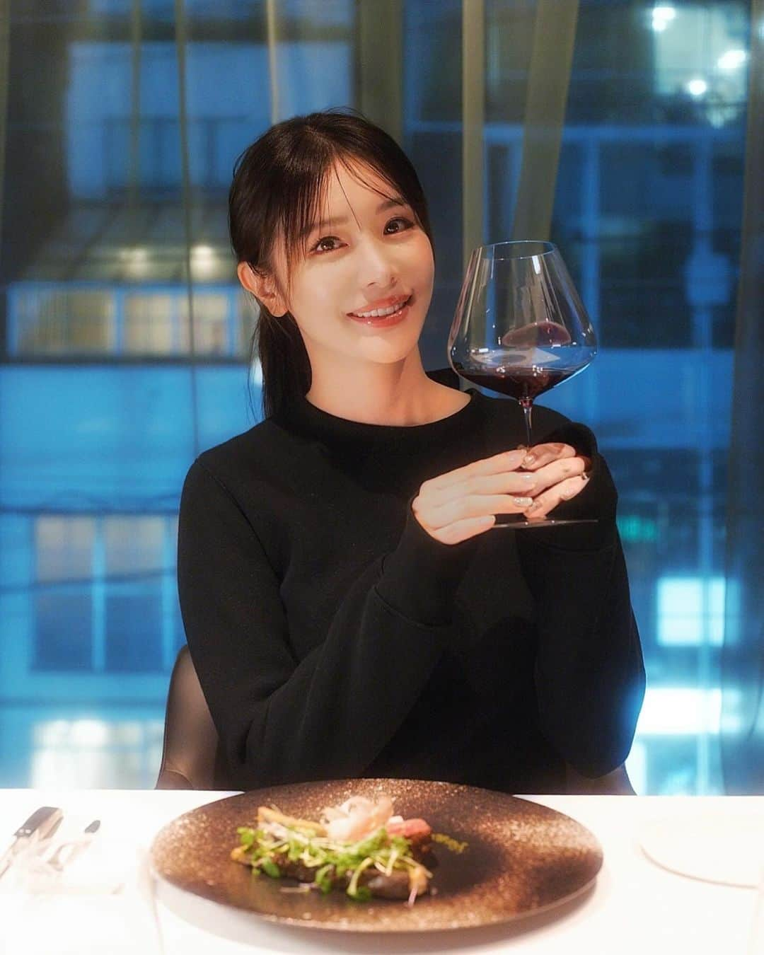 宇水遥佳のインスタグラム：「. 外食ディナー🍽️ . 表参道に新しくできたイノベーティブレストランへ✨ ジュエルロブション、シャネルベージュ・アランデュカス うかい亭、日本ガストロノミー協会など、料理界を牽引する方々が集結してオープンしたお店です🍷 . 4皿4ワインのスモールポーションのコースをいただきましたが、お料理はもちろんペアリングワインも美味しかったです。今回ハーフのペアリングにしましたが、量が多く飲みきれないという方におすすめでした✨ . . @casa_seve_marchesi_tokyo  #PR #SeveMarchesi  #表参道ディナー  #表参道イタリアン  #表参道グルメ #隠れ家レストラン #青山イタリアン #イノベーティブ #フレンチディナー」