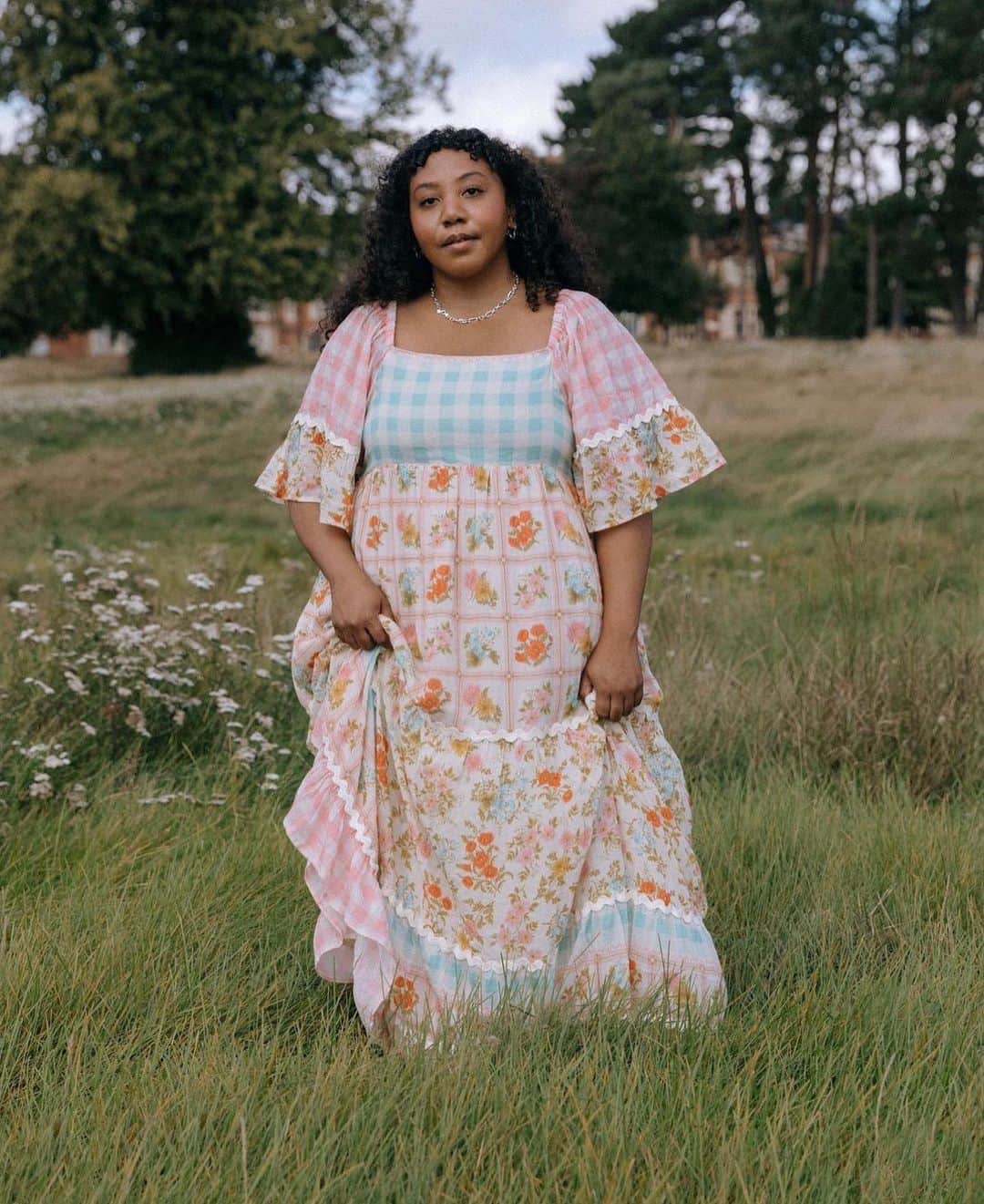 SPELLのインスタグラム：「As sweet as can be 🌸 angel @nicoleocran styles our Flora Gown… your newest ‘go-to’ dress 💕」