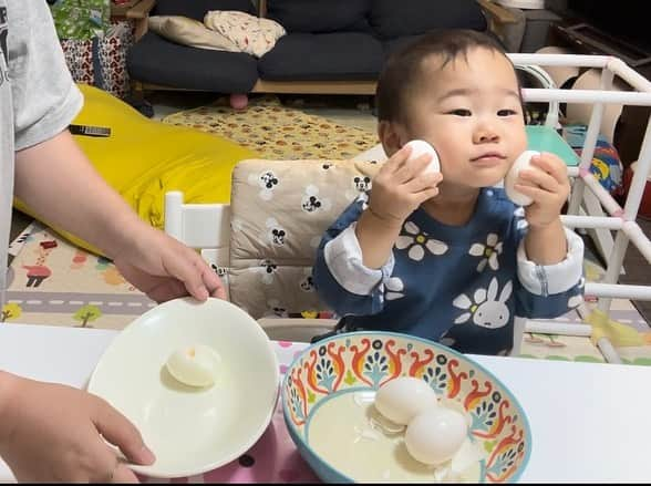 やしろ優のインスタグラム：「ゆで卵の殻むきに挑戦！ 一生懸命手伝ってくれました！  動画とったよ🤣 #やさ丸くん家youtubeにて   #やさ丸 #1歳8ヶ月」