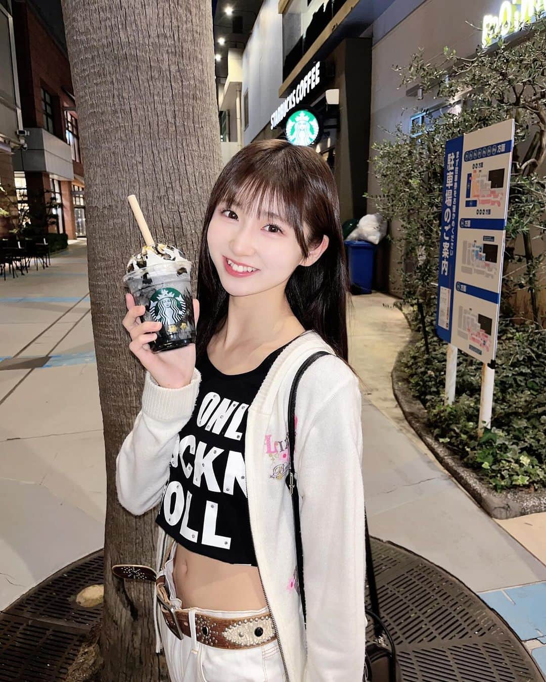 坂本愛莉さんのインスタグラム写真 - (坂本愛莉Instagram)「スタバの新作!!!!! Booooo フラペチーノ🎃🦇🕸 . かぼちゃが隠れてて、周りの黒いのはキャラメルっ！！！🫶🏻 甘すぎるかな〜って思ってたけど、 めっちゃすっきりしてて、 あっという間に飲み終わっちゃった😂 みんなも飲んでみてーーー！！！💜 . このお洋服はままのおさがりっ🌟 . #NewbieIvy #ニュービーアイビー #坂本愛莉 #あいぽん #アイドル #idol  #スターバックス #starbucks #boooooフラペチーノ #ハロウィン #halloween」10月11日 18時19分 - airi_sakamoto04