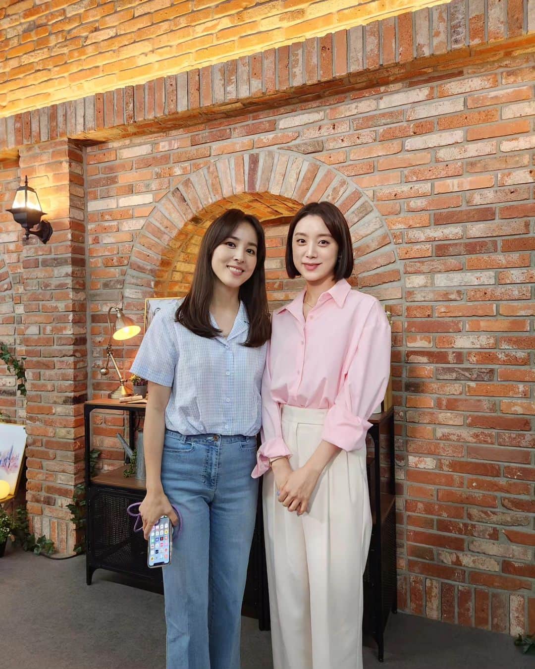 のインスタグラム：「CGN <잇쉬의 서재 시즌2>   기독교 책 소개를 넘어 작가의 삶을 통해 우리의 삶을 돌이켜 보는 귀한 시간 <잇쉬의 서재> 시즌 2 1회 게스트로 초대되어 영광이었습니다. 특히 팀 켈러 목사님 편에 출연하게 되어 더욱 의미 있었고 혜진언니와 함께해서 더더욱 행복했습니다🫶 잇쉬의 서재 스텝분들도 모두 감사합니다🙏   🔖유튜브 CGN 채널에서 확인하세요!!😉 @cgn_korea @a_note_from_ish」