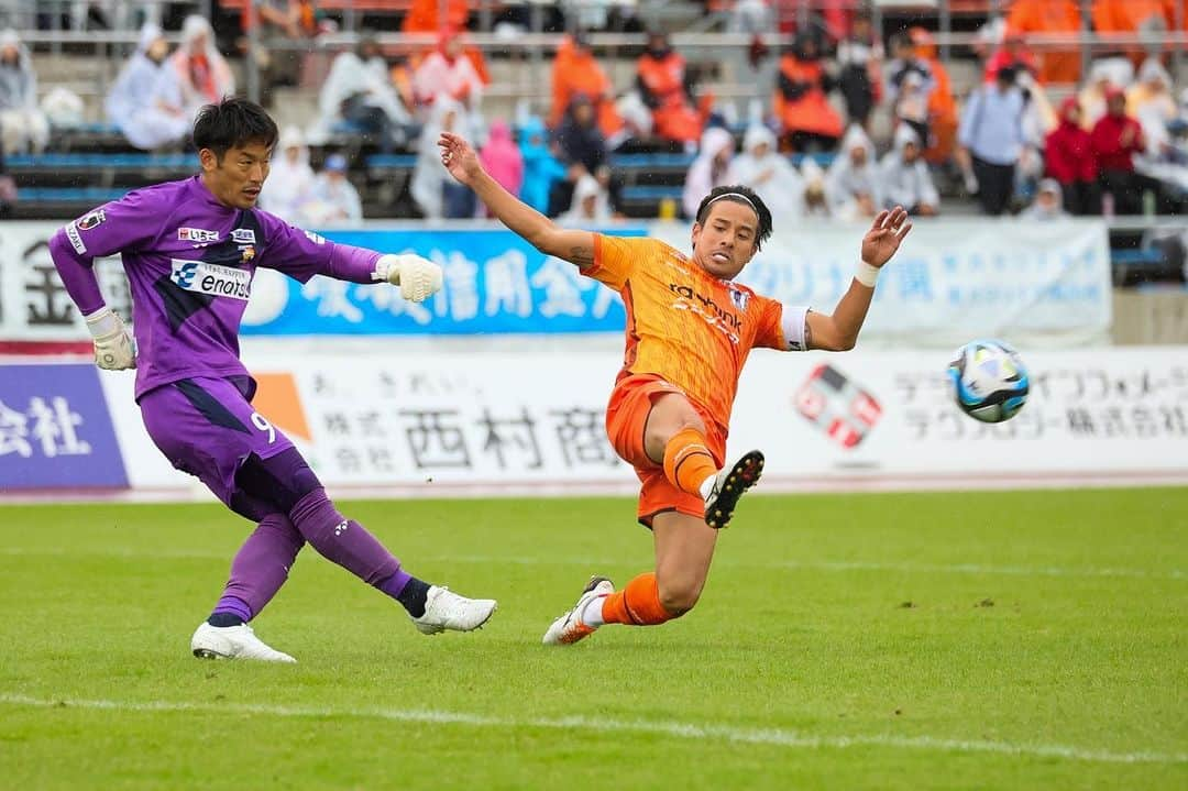 松田力のインスタグラム：「最後まで泥臭く。  #ehimefc  #愛媛fc  #jleague  #松田力  #indonesia  #🇮🇩 #🇯🇵」