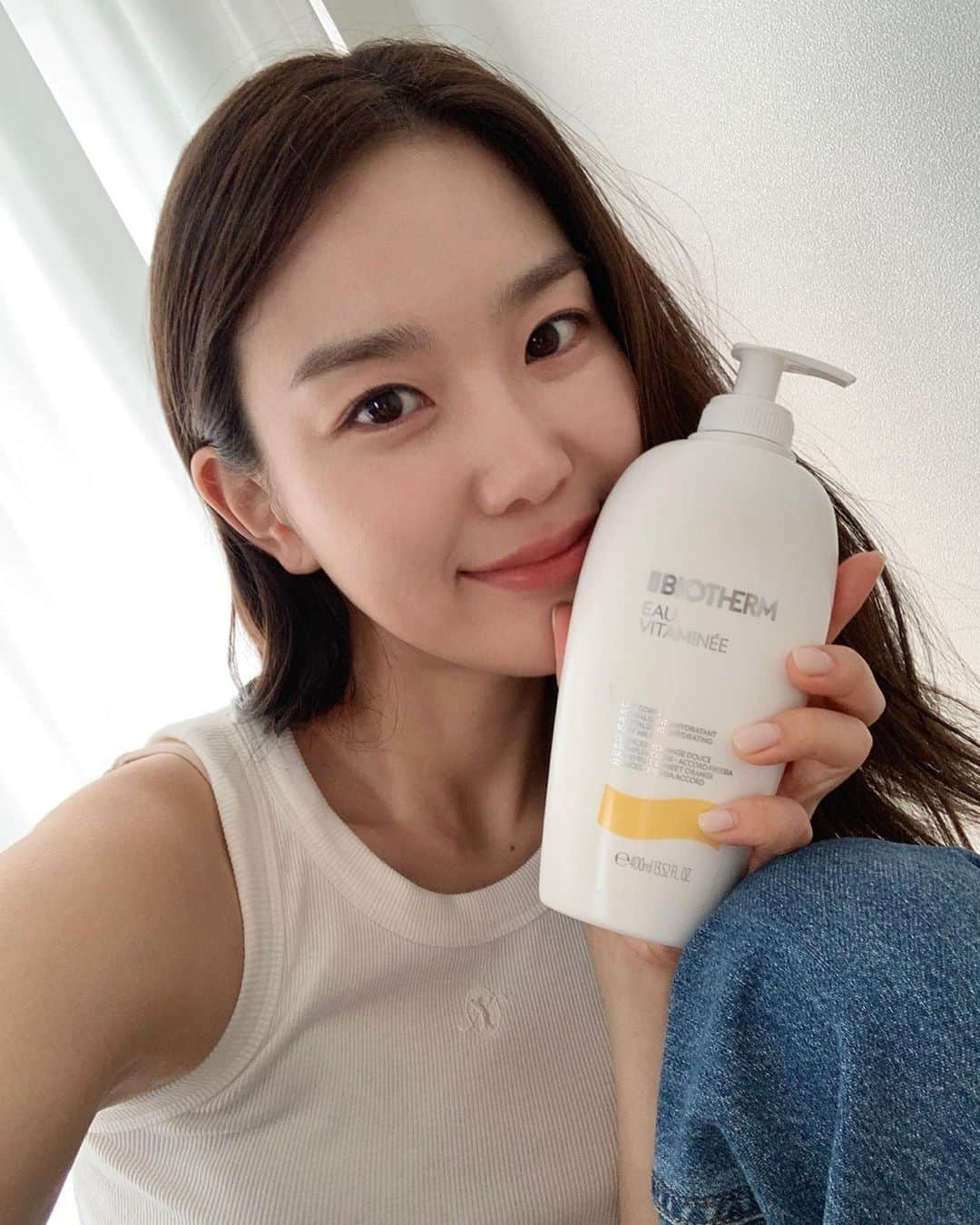 チャン・ヒリョンのインスタグラム：「#광고  자몽, 오렌지의 상큼함과 은은한 프리지아 향이 만나 힐링 되는 기분🍊🌼  하루종일 향기로운 보습을 원한다면 상큼함이 가득한 오 비타미네와 함께 해보세요💛  #비오템 #오비타미네 #리프레쉬바디케어 #향기보습」