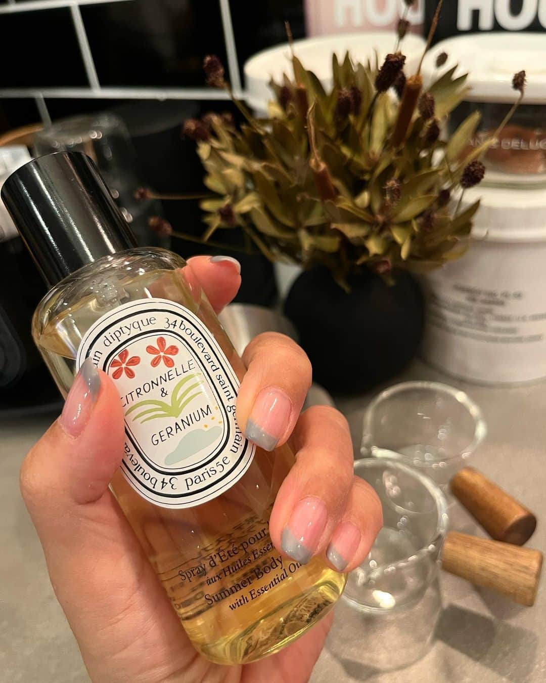 のインスタグラム：「NEW NAIL💅  初グレーフレンチ✨また白フレンチにしようかと思った位白フレンチが1番好きなんだけど😅  少し秋っぽく🍁後ろにチラッとうつってるのはニトリで買った物😊  もう暗くなるのが早くて萎える💦寒暖差で体調管理が大変😰  今日は大量の作り置きを作って達成感😆作り置き作りながら食べ過ぎました😅  #lifestyle#newnail#フレンチネイル  #秋ネイル #ジェルネイル#ジェルネイルデザイン#シンプルネイル」