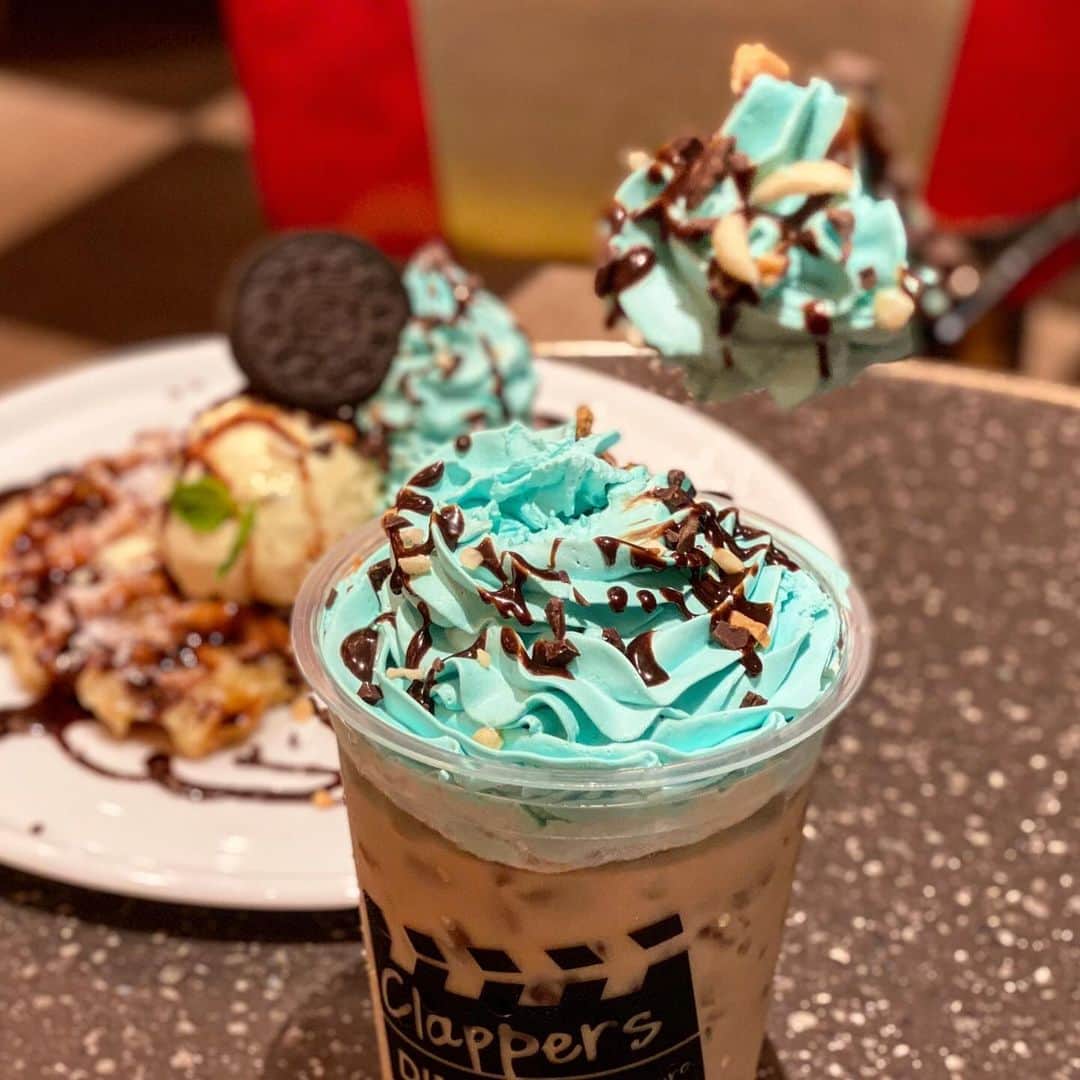 チョコミント大学生うしくろさんのインスタグラム写真 - (チョコミント大学生うしくろInstagram)「🧼チョコミン党のためのインスタ⇒ @usiqlo🧼  【 Clappers DINER オレオチョコミントプレート 】  池袋駅東口から徒歩7分くらいにある、  #グランドシネマサンシャイン という映画館ビル5階の チョコミントクロッフル🥐🍴   #チョコミントクロッフル の記事を書かせていただくということで 定番メニューで置いてあるこちらへ行ってきました🤤💨 （記事はプロフィールURLから❗️）  ✎𓂃𓂃𓂃𓂃𓂃𓂃𓂃𓂃𓂃𓂃𓂃𓂃𓂃𓂃𓂃𓂃𓂃𓂃𓂃𓂃  🥐オレオ チョコミント プレート（1,331円）  🍫チョコ感：☆☆☆ 🌿ミント感：☆+ 😍甘さ：☆☆☆☆  プレーンのクロッフル生地が2枚に ミントホイップやバニラアイス、ミニオレオに たっぷりのチョコソースが🐻  カリカリに焼かれており、ナイフを入れるとザクッと音がして 噛んだ瞬間にジュワッとバターのリッチな甘味と風味が広がります🤤  ほんのり爽やかなミントホイップをたっぷりのせたり バニラアイスをつけたりと、いろんな食べ方ができるのが最高！  アイスやホイップに触れてない外側の部分は シャクッと食感のまま最後までおいしかったです🫶🏻  ✎𓂃𓂃𓂃𓂃𓂃𓂃𓂃𓂃𓂃𓂃𓂃𓂃𓂃𓂃𓂃𓂃𓂃𓂃𓂃𓂃  🥤ペパーミントチョコ クッキー・オレ（880円）  🍫チョコ感：☆☆ 🌿ミント感：☆++ 😍甘さ：☆☆☆  カフェオレに、ミントホイップが盛り盛りにのっています⛰️  ひと口目はホイップをスプーンですくったのですが、 ナッツやチョコソースがたっぷりでパフェみたい😳  飲んでみると、ミントシロップが入ったカフェオレで ミントの爽やかさがスッと香るほんのり甘いドリンク☕️  クロッフルが甘い分、コーヒー入りの ビターなドリンクでめっちゃ合いました！  ✎𓂃𓂃𓂃𓂃𓂃𓂃𓂃𓂃𓂃𓂃𓂃𓂃𓂃𓂃𓂃𓂃𓂃𓂃𓂃𓂃  🗾販売場所：Clappers DINER さん【 @clappers_diner 】 🚉アクセス：池袋駅東口から徒歩7分くらい  ✎𓂃𓂃𓂃𓂃𓂃𓂃𓂃𓂃𓂃𓂃𓂃𓂃𓂃𓂃𓂃𓂃𓂃𓂃𓂃𓂃  映画を観なくても誰でも利用できるお店なので、 クロッフルは本格的なのに映画館の気分まで楽しめて とても面白かったです！  　　 　　 　　  #チョコミント #チョコミントクロッフル #池袋グルメ #池袋カフェ #オレオチョコミントプレート #ペパーミントチョコクッキーオレ #ClappersDINER   #chocolatemint #ミントチョコ #mintchocolate #mintchocolatechip #チョコミン党  #うしくろくん #민트초코 #민트 #jmt #맛스타그램 #먹스타그램 #도쿄카페 #도쿄여행 #도쿄맛집 #좋아요 #민초단 #薄荷巧克力」10月11日 18時33分 - usiqlo