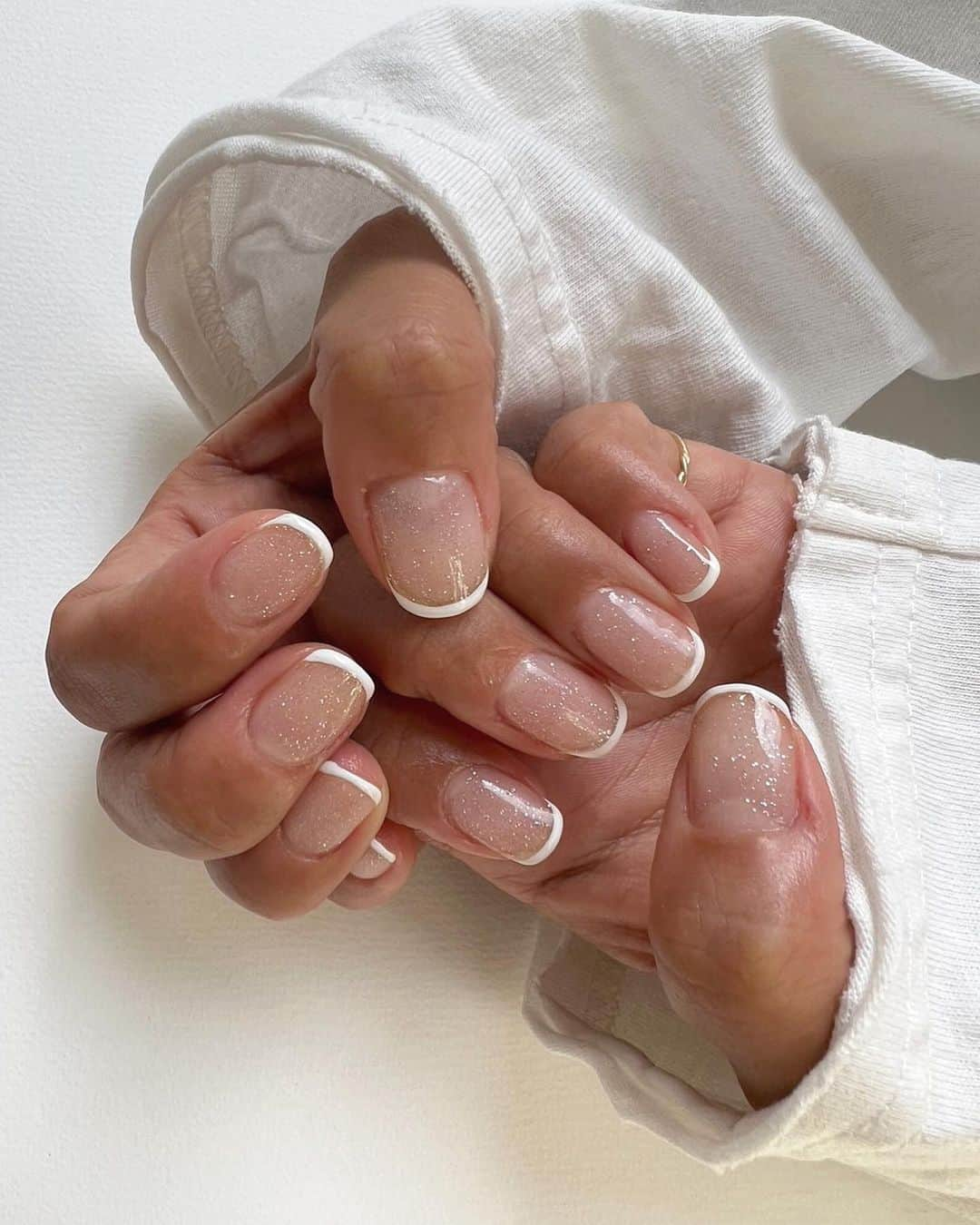 クロさんのインスタグラム写真 - (クロInstagram)「New naiL💅🏽💅🏽💅🏽  キラキラフレンチ☺︎∗ ︎*ﾟ  かわいしゅぎる、テンションあげあげ🎵 かんちゃんありがとう🙏🏽🩷🩷🩷  友人カンナ（ @321kanna ）のネイルサロン、 Tree to one （ @tree_to_one ）へ⋈  今回もカンナのセンスが爆裂ってました🥹👏🏽👏🏽👏🏽 本当芸が細かすぎて職人〜♩✧*。  （浮きにくい「パラジェル」取扱店です!！） ほんと、深爪だった私の爪が縦長になった🥲💕 メンズケアも、巻き爪ケアもメチャクチャオススメです♡ オシャレは足元って言うけど、手元もメッチャ大切だよね☺️👏🏽👏🏽👏🏽 ⁡ #クリスマスネイル #冬ネイル #光井カンナ #nail #handnail #ネイル #深爪 #spaluce #パルジェル #パルジェル取扱店 #大人可愛い #大人ネイル #treetoone #トリートゥーワン #南千住ネイルサロン #荒川区ネイル #ネイルサロン #北千住ネイル #三ノ輪ネイル #ハンドケア #nailsalon #アラサーネイル #アラフォーネイル #あいのり #クロリサ的ネイル」10月11日 18時26分 - kuro_risa