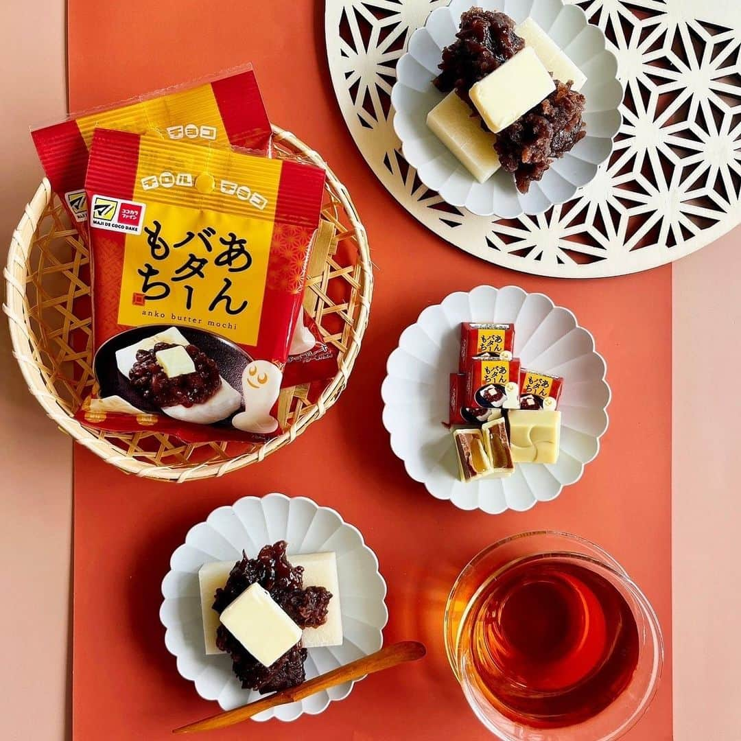 チロルチョコさんのインスタグラム写真 - (チロルチョコInstagram)「🧈 ／ #新発売 情報📣 マツモトキヨシグループ、ココカラファイングループの店舗（一部店舗除く）で発売🛒✨ ＼  和チロル！あんバター×もちの組み合わせ🫰💚✨️ #新商品「あんバターもち〈袋〉」 のご紹介です🍫  おもち✖️あんこ✖️バターの組み合わせがたまらないっ‪🫶🏻️😖  秋のほっと一息におすすめな和チロルの登場です💡✨️ ┈┈┈┈┈┈┈┈┈┈ 気になるフレーバーは…？💡 ┈┈┈┈┈┈┈┈┈┈ あんこ風味ソースともちグミをバター風味チョコで包みました🧈 あんこの風味とほんのり優しいバターが絶妙にマッチしています🥰  ┊︎  10月11日から マツモトキヨシグループ、ココカラファイングループの店舗（一部店舗を除く）発売します🛒  ぜひチェックしてみてください‪👍🏻 ̖́-‬  ※お取り扱いのない店舗もあります。 また、商品がなくなり次第、 販売終了とさせて頂きます。予めご了承くださいませ。  #tirol #tirolchoco #チロルチョコ #チロル #チョコレート #おやつタイム #chocolate #期間限定 #おうちカフェ #おやつの時間 #chocolatelover #shopチロルチョコ #マツキヨ #ココカラ #コラボ商品 #あんバター #チョコレート好きと繋がりたい」10月11日 18時26分 - tirolchoco_official