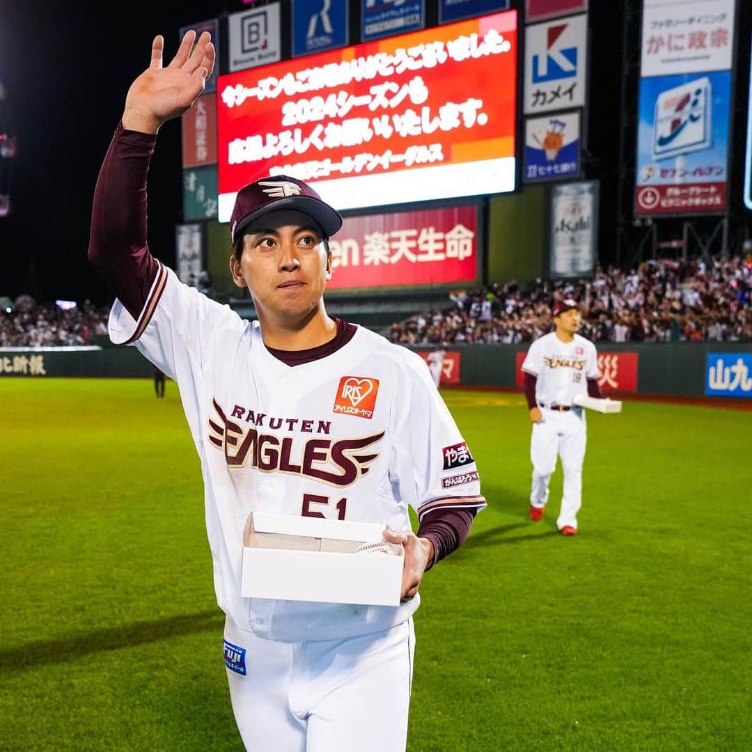 東北楽天ゴールデンイーグルスさんのインスタグラム写真 - (東北楽天ゴールデンイーグルスInstagram)「⚾️  2023シーズンも熱い応援をいただきまして 本当にありがとうございました‼️🏟️🦅  #鷲が掴む #rakuteneagles #岸孝之 #小郷裕哉  #則本昂大 #荘司康誠  #村林一輝  #鈴木翔天 #島内宏明 #安樂智大  #内星龍  #宋家豪 #伊藤裕季也  #松井裕樹 #田中将大」10月11日 18時27分 - rakuten_eagles