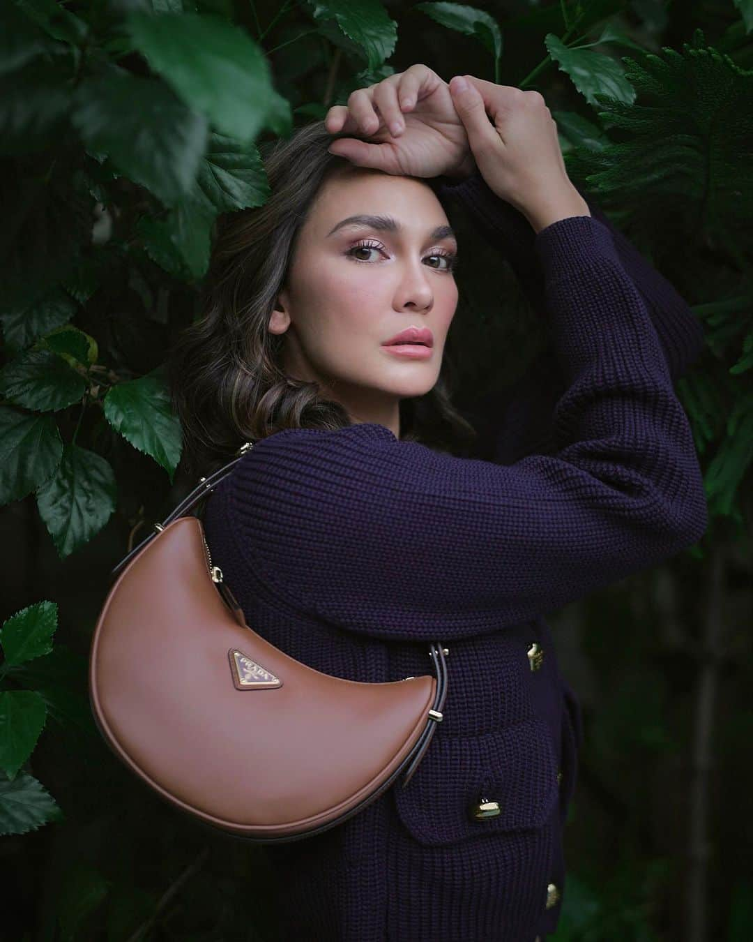 ルナ・マヤのインスタグラム：「Sleek, curved and modern allure with #PradaArque bag @prada #PradaFW23 #adv 🍃」