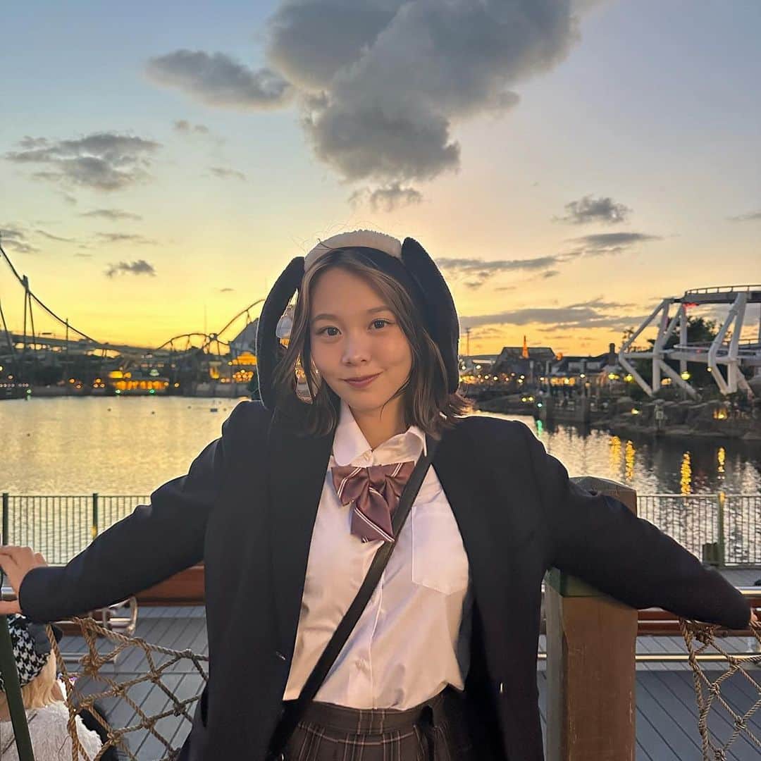 新田あゆなのインスタグラム：「この時期のユニバが最高すぎる🌎🤍 怖いの苦手やけど、チャッキーも貞子もバイオハザードも頑張った👻💦 全然知らん人にずっとしがみついてた🤣 ・ ・ ・ #usj #halloween #ホラーナイト2023 #photooftheday #ユニバ」