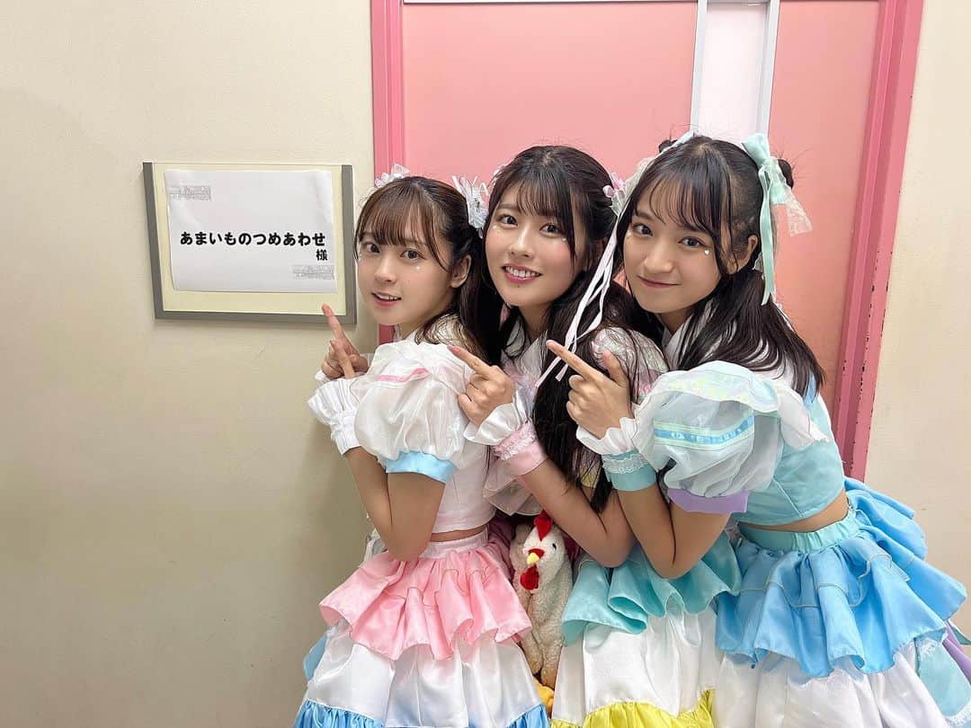 のインスタグラム：「🍡🍡🍡 改めまして、昨日は2回目のライブありがとうございました☺︎︎ なんと50名以上の方があまつめ指名でご来場して下さってました！🎊 ブルー担当のせいなちゃんはお熱でお休み…🥹初の3人体制…！(๑° ꒳ °๑) ここちゃんが歌割りし直してくれて、私とももは初心者ながらマネさんと一緒に動きつくってなんとかバタバタ仕上げました🤣 これからも色んなトラブルあると思うけど、メンバーとなら乗り越えていけるなーと思ったよ~✊🏻❤️‍🔥  そしてせいなちゃんにセリフパートをさせたら、やっぱり右に出る者はいないことを再確認致しました🫡✨笑  特典会終わる頃には23時近くて、そんな時間まで付き合ってくれた皆さま、平日にも関わらず駆け付けてくれた皆さま、本当にありがとうございました( ߹ᯅ߹ )‪♡  めーーーっちゃ楽しかったです💕︎ 初ライブより沢山の方とお話できて幸せでした☺️  次回はこちら👇🏻 🗓10月17日（火） ⏰会場18:45開催19:00 📍カメイドクロック　1Fカメクロコート　  入場無料でチェキ券とランダムブロマイド3枚がセットになってます！お得すぎるっ！亀戸に集合だーッ！！ദ്ദി ˃ ᵕ ˂ )  #ちとせよしの #あまいものつめあわせ #あまつめ #アイドル」