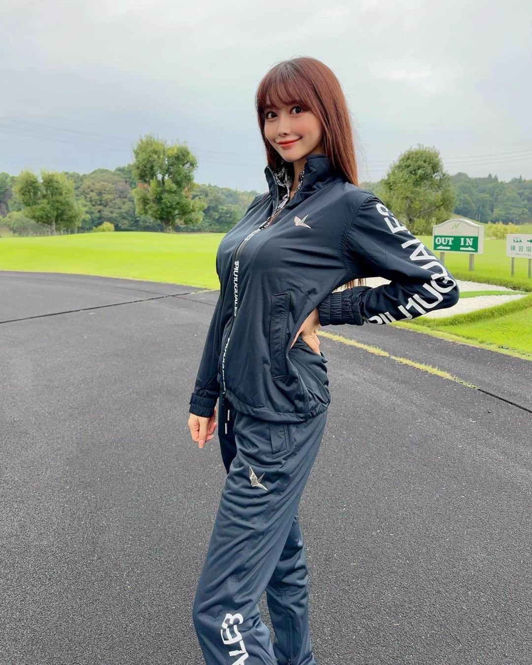 MAYUさんのインスタグラム写真 - (MAYUInstagram)「. この前の雨の日ゴルフ⛳️🌧️ @1piu1uguale3_golf の新しいレインウェア着た🖤 . いかにも レインウェア って感じではなくて スタイリッシュでおしゃれだし、動きやすい！🏌️‍♀️ そしてバックスタイルもかっこいいの🖤✨ . . #ゴルフ女子#ゴルフ#ゴルフウェア#レインウェア#ウノピゥ#ウノピゥウノウグァーレトレ#雨ゴルフ#成田ヒルズカントリークラブ #golf#golfwear#golflife#golfswing#golfclub#golfcourse#rainwear#1piu1uguale3#1piu1uguale3golf」10月11日 18時28分 - mayu.kina_golf