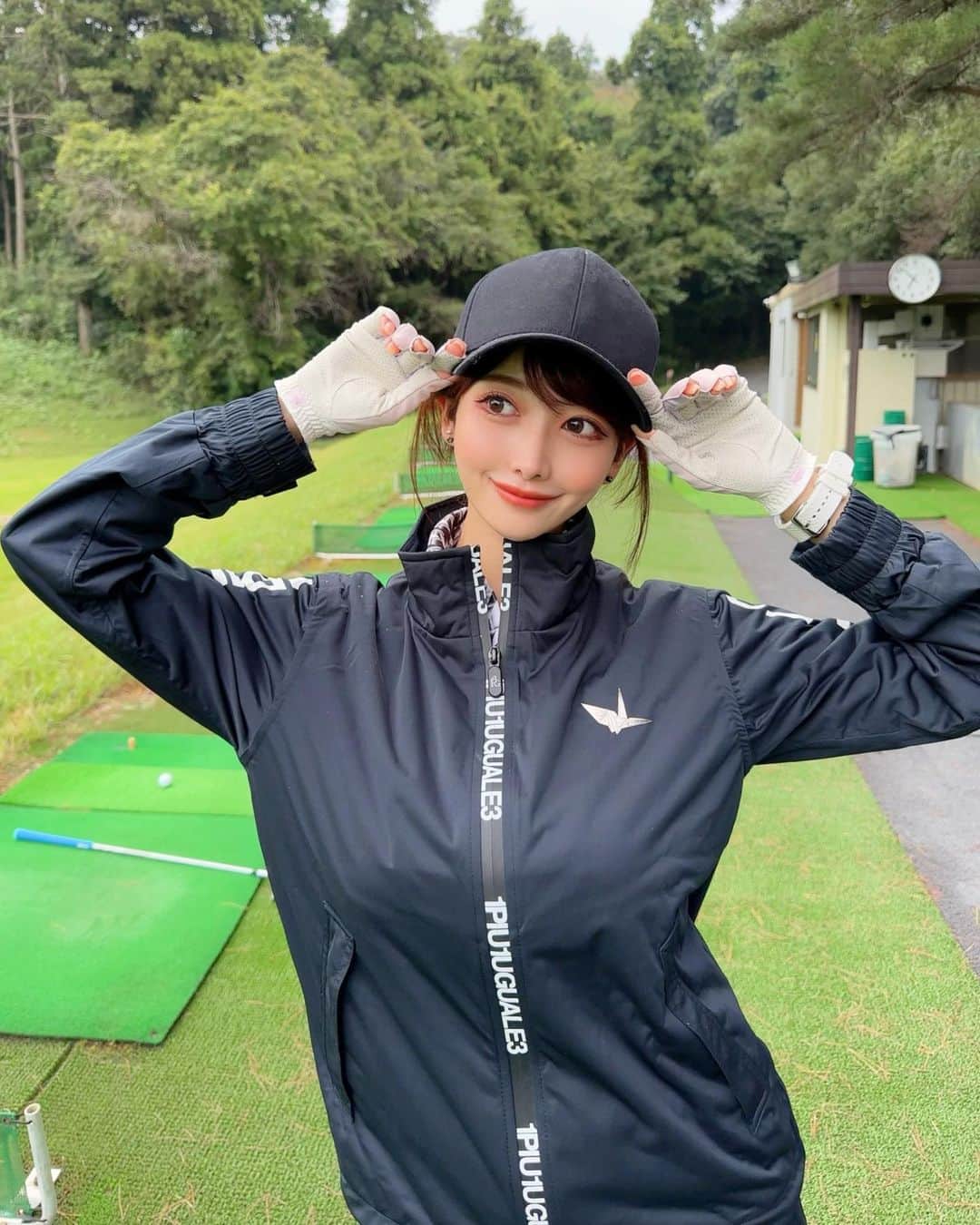MAYUさんのインスタグラム写真 - (MAYUInstagram)「. この前の雨の日ゴルフ⛳️🌧️ @1piu1uguale3_golf の新しいレインウェア着た🖤 . いかにも レインウェア って感じではなくて スタイリッシュでおしゃれだし、動きやすい！🏌️‍♀️ そしてバックスタイルもかっこいいの🖤✨ . . #ゴルフ女子#ゴルフ#ゴルフウェア#レインウェア#ウノピゥ#ウノピゥウノウグァーレトレ#雨ゴルフ#成田ヒルズカントリークラブ #golf#golfwear#golflife#golfswing#golfclub#golfcourse#rainwear#1piu1uguale3#1piu1uguale3golf」10月11日 18時28分 - mayu.kina_golf