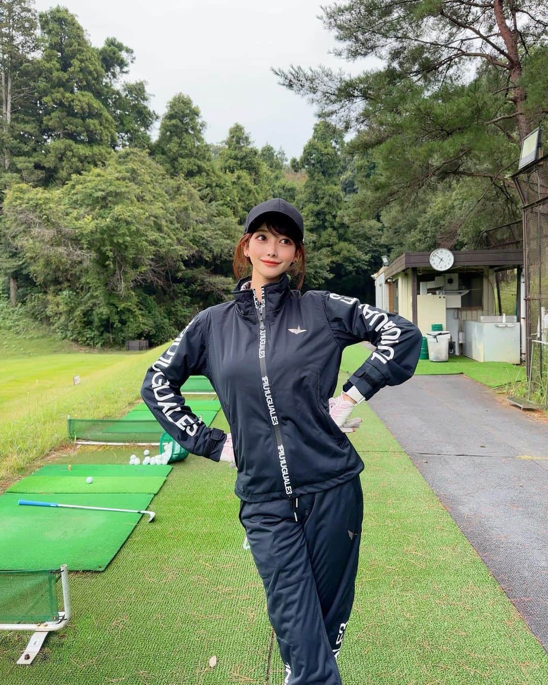 MAYUさんのインスタグラム写真 - (MAYUInstagram)「. この前の雨の日ゴルフ⛳️🌧️ @1piu1uguale3_golf の新しいレインウェア着た🖤 . いかにも レインウェア って感じではなくて スタイリッシュでおしゃれだし、動きやすい！🏌️‍♀️ そしてバックスタイルもかっこいいの🖤✨ . . #ゴルフ女子#ゴルフ#ゴルフウェア#レインウェア#ウノピゥ#ウノピゥウノウグァーレトレ#雨ゴルフ#成田ヒルズカントリークラブ #golf#golfwear#golflife#golfswing#golfclub#golfcourse#rainwear#1piu1uguale3#1piu1uguale3golf」10月11日 18時28分 - mayu.kina_golf