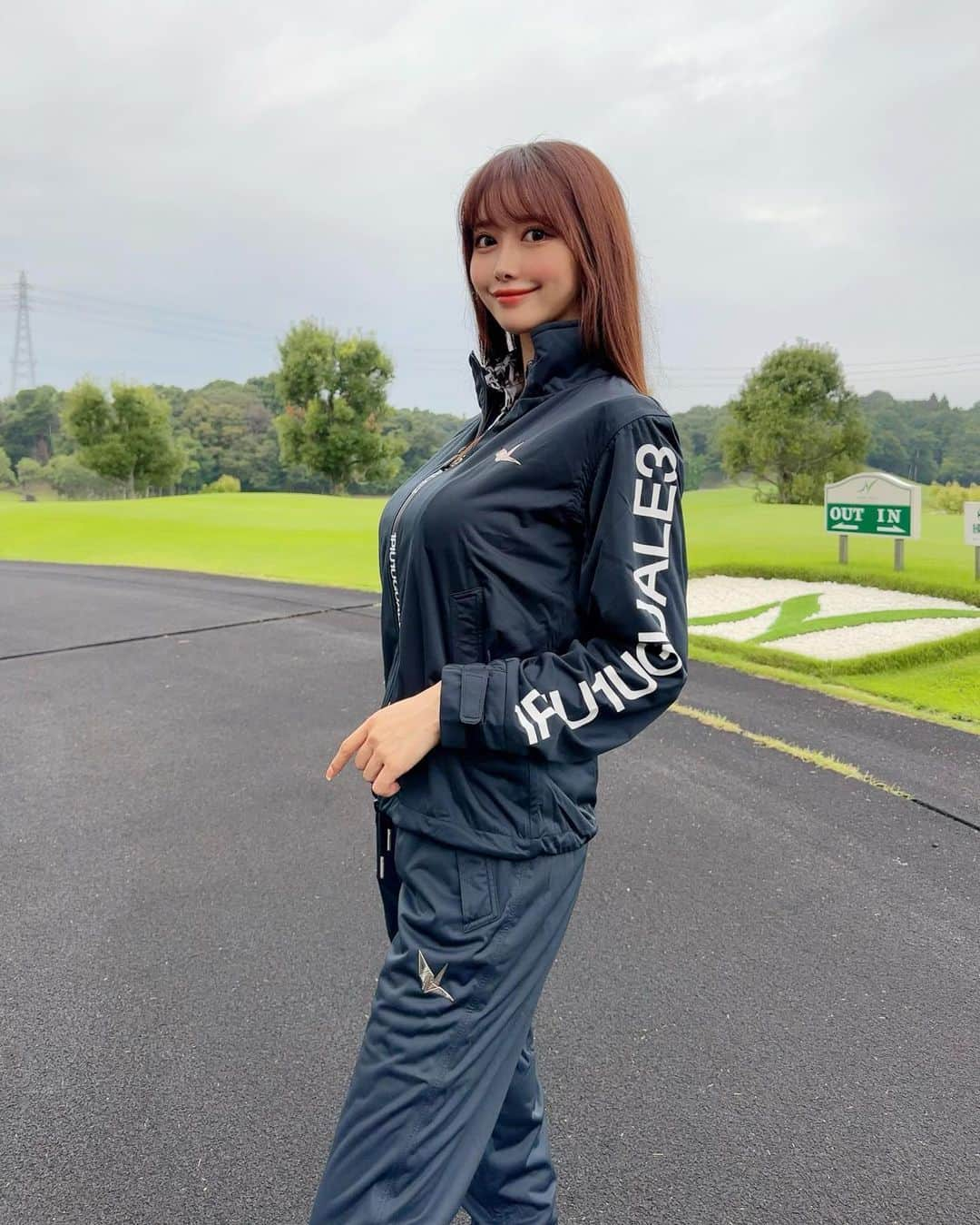 MAYUさんのインスタグラム写真 - (MAYUInstagram)「. この前の雨の日ゴルフ⛳️🌧️ @1piu1uguale3_golf の新しいレインウェア着た🖤 . いかにも レインウェア って感じではなくて スタイリッシュでおしゃれだし、動きやすい！🏌️‍♀️ そしてバックスタイルもかっこいいの🖤✨ . . #ゴルフ女子#ゴルフ#ゴルフウェア#レインウェア#ウノピゥ#ウノピゥウノウグァーレトレ#雨ゴルフ#成田ヒルズカントリークラブ #golf#golfwear#golflife#golfswing#golfclub#golfcourse#rainwear#1piu1uguale3#1piu1uguale3golf」10月11日 18時28分 - mayu.kina_golf