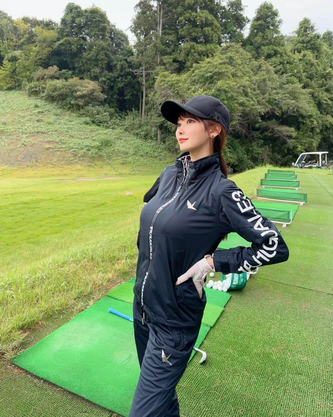 MAYUさんのインスタグラム写真 - (MAYUInstagram)「. この前の雨の日ゴルフ⛳️🌧️ @1piu1uguale3_golf の新しいレインウェア着た🖤 . いかにも レインウェア って感じではなくて スタイリッシュでおしゃれだし、動きやすい！🏌️‍♀️ そしてバックスタイルもかっこいいの🖤✨ . . #ゴルフ女子#ゴルフ#ゴルフウェア#レインウェア#ウノピゥ#ウノピゥウノウグァーレトレ#雨ゴルフ#成田ヒルズカントリークラブ #golf#golfwear#golflife#golfswing#golfclub#golfcourse#rainwear#1piu1uguale3#1piu1uguale3golf」10月11日 18時28分 - mayu.kina_golf