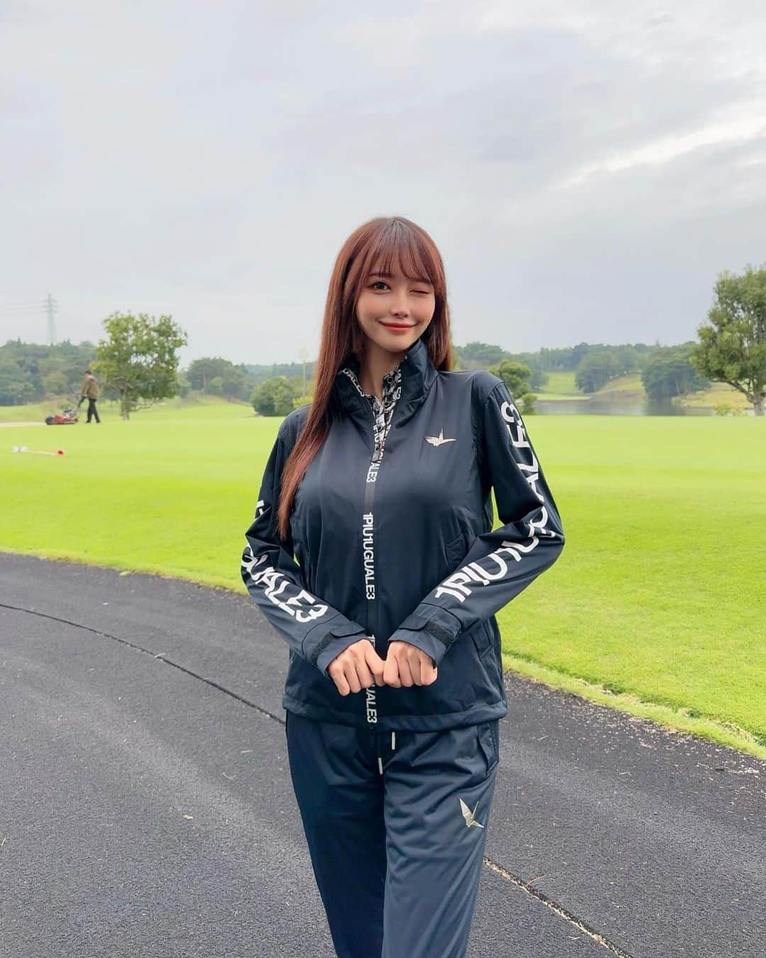 MAYUさんのインスタグラム写真 - (MAYUInstagram)「. この前の雨の日ゴルフ⛳️🌧️ @1piu1uguale3_golf の新しいレインウェア着た🖤 . いかにも レインウェア って感じではなくて スタイリッシュでおしゃれだし、動きやすい！🏌️‍♀️ そしてバックスタイルもかっこいいの🖤✨ . . #ゴルフ女子#ゴルフ#ゴルフウェア#レインウェア#ウノピゥ#ウノピゥウノウグァーレトレ#雨ゴルフ#成田ヒルズカントリークラブ #golf#golfwear#golflife#golfswing#golfclub#golfcourse#rainwear#1piu1uguale3#1piu1uguale3golf」10月11日 18時28分 - mayu.kina_golf