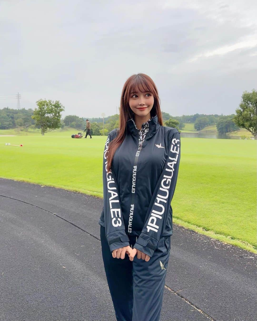 MAYUさんのインスタグラム写真 - (MAYUInstagram)「. この前の雨の日ゴルフ⛳️🌧️ @1piu1uguale3_golf の新しいレインウェア着た🖤 . いかにも レインウェア って感じではなくて スタイリッシュでおしゃれだし、動きやすい！🏌️‍♀️ そしてバックスタイルもかっこいいの🖤✨ . . #ゴルフ女子#ゴルフ#ゴルフウェア#レインウェア#ウノピゥ#ウノピゥウノウグァーレトレ#雨ゴルフ#成田ヒルズカントリークラブ #golf#golfwear#golflife#golfswing#golfclub#golfcourse#rainwear#1piu1uguale3#1piu1uguale3golf」10月11日 18時28分 - mayu.kina_golf