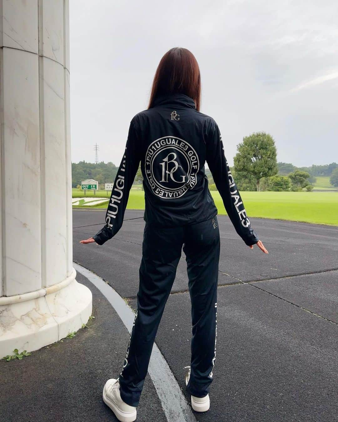 MAYUさんのインスタグラム写真 - (MAYUInstagram)「. この前の雨の日ゴルフ⛳️🌧️ @1piu1uguale3_golf の新しいレインウェア着た🖤 . いかにも レインウェア って感じではなくて スタイリッシュでおしゃれだし、動きやすい！🏌️‍♀️ そしてバックスタイルもかっこいいの🖤✨ . . #ゴルフ女子#ゴルフ#ゴルフウェア#レインウェア#ウノピゥ#ウノピゥウノウグァーレトレ#雨ゴルフ#成田ヒルズカントリークラブ #golf#golfwear#golflife#golfswing#golfclub#golfcourse#rainwear#1piu1uguale3#1piu1uguale3golf」10月11日 18時28分 - mayu.kina_golf