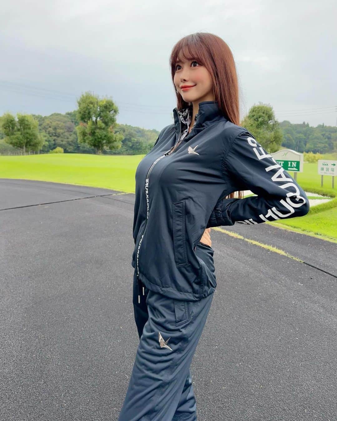 MAYUさんのインスタグラム写真 - (MAYUInstagram)「. この前の雨の日ゴルフ⛳️🌧️ @1piu1uguale3_golf の新しいレインウェア着た🖤 . いかにも レインウェア って感じではなくて スタイリッシュでおしゃれだし、動きやすい！🏌️‍♀️ そしてバックスタイルもかっこいいの🖤✨ . . #ゴルフ女子#ゴルフ#ゴルフウェア#レインウェア#ウノピゥ#ウノピゥウノウグァーレトレ#雨ゴルフ#成田ヒルズカントリークラブ #golf#golfwear#golflife#golfswing#golfclub#golfcourse#rainwear#1piu1uguale3#1piu1uguale3golf」10月11日 18時28分 - mayu.kina_golf