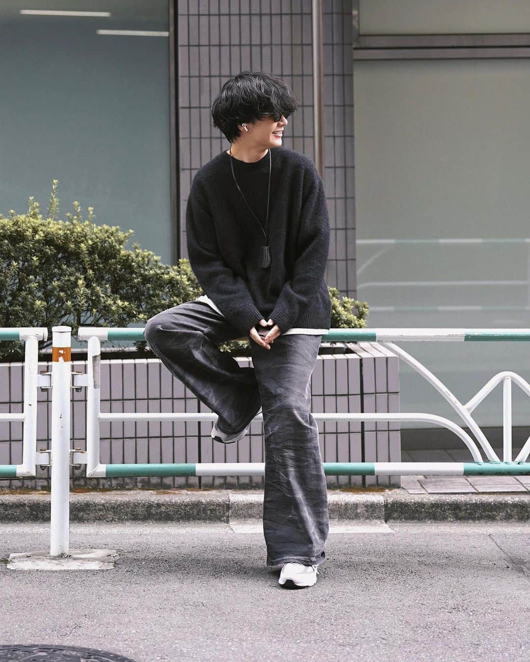 のインスタグラム：「outfit ideas  いよいよ今週末、@lidnm_official_ 新作お披露目です📢 オリジナルのカシミヤ100%ニットが極上の着心地 ◎  @llife_official_ のクロシェットは、サンプル段階なのでより良いものに仕上げていきます、お楽しみに🤝🏻  knit #lidnm coming soon denim #maisonmargiela  shoes #newbalance  pierce #llife eyewear #gentlemonster clochette #llife coming soon outer #gabrielacollgarments  #メンズファッション #ファッション #秋服 #秋コーデ #秋冬 #今日のコーデ #今日の服 #ニット #knit #cashmere #cashmereknit #fashion #mensfashion #23aw #23fw #autumn #winter #ootd #outfit #styling #패션 #스타일 #코디 #옷스타그램」