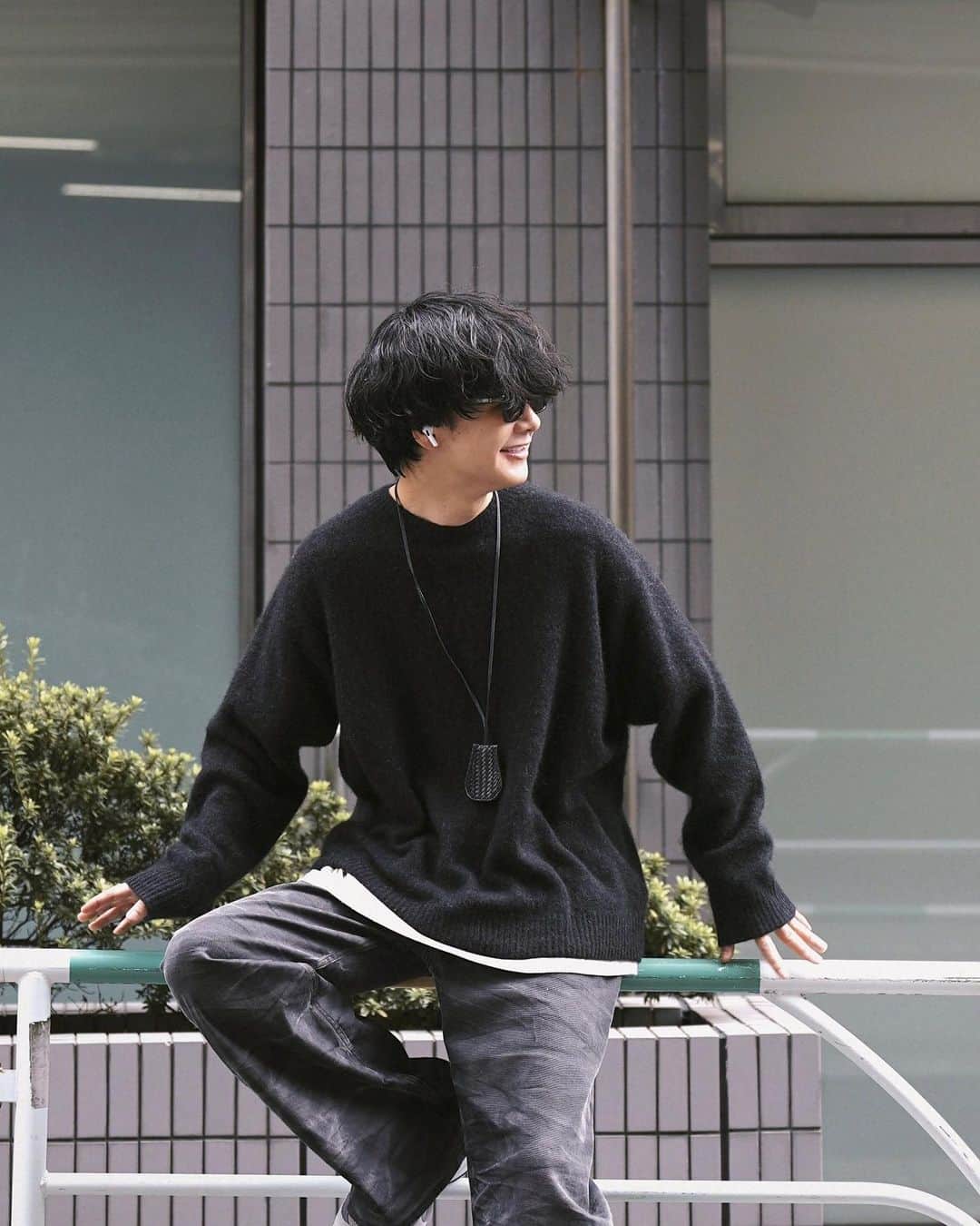 げんじさんのインスタグラム写真 - (げんじInstagram)「outfit ideas  いよいよ今週末、@lidnm_official_ 新作お披露目です📢 オリジナルのカシミヤ100%ニットが極上の着心地 ◎  @llife_official_ のクロシェットは、サンプル段階なのでより良いものに仕上げていきます、お楽しみに🤝🏻  knit #lidnm coming soon denim #maisonmargiela  shoes #newbalance  pierce #llife eyewear #gentlemonster clochette #llife coming soon outer #gabrielacollgarments  #メンズファッション #ファッション #秋服 #秋コーデ #秋冬 #今日のコーデ #今日の服 #ニット #knit #cashmere #cashmereknit #fashion #mensfashion #23aw #23fw #autumn #winter #ootd #outfit #styling #패션 #스타일 #코디 #옷스타그램」10月11日 18時29分 - genji_official_