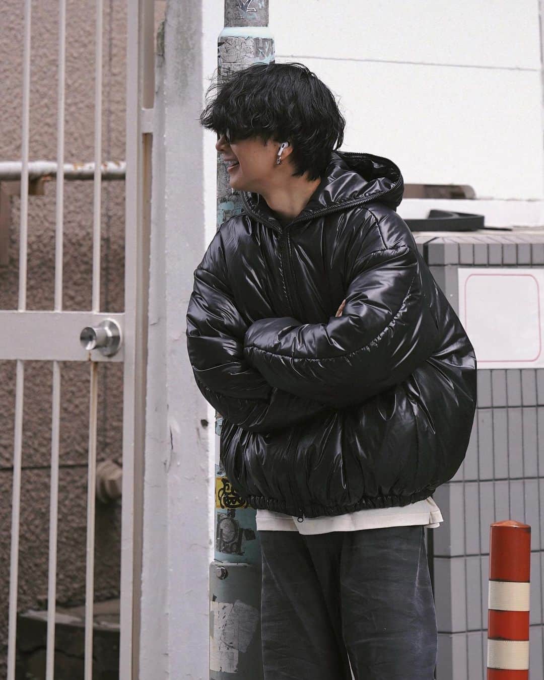 げんじさんのインスタグラム写真 - (げんじInstagram)「outfit ideas  いよいよ今週末、@lidnm_official_ 新作お披露目です📢 オリジナルのカシミヤ100%ニットが極上の着心地 ◎  @llife_official_ のクロシェットは、サンプル段階なのでより良いものに仕上げていきます、お楽しみに🤝🏻  knit #lidnm coming soon denim #maisonmargiela  shoes #newbalance  pierce #llife eyewear #gentlemonster clochette #llife coming soon outer #gabrielacollgarments  #メンズファッション #ファッション #秋服 #秋コーデ #秋冬 #今日のコーデ #今日の服 #ニット #knit #cashmere #cashmereknit #fashion #mensfashion #23aw #23fw #autumn #winter #ootd #outfit #styling #패션 #스타일 #코디 #옷스타그램」10月11日 18時29分 - genji_official_