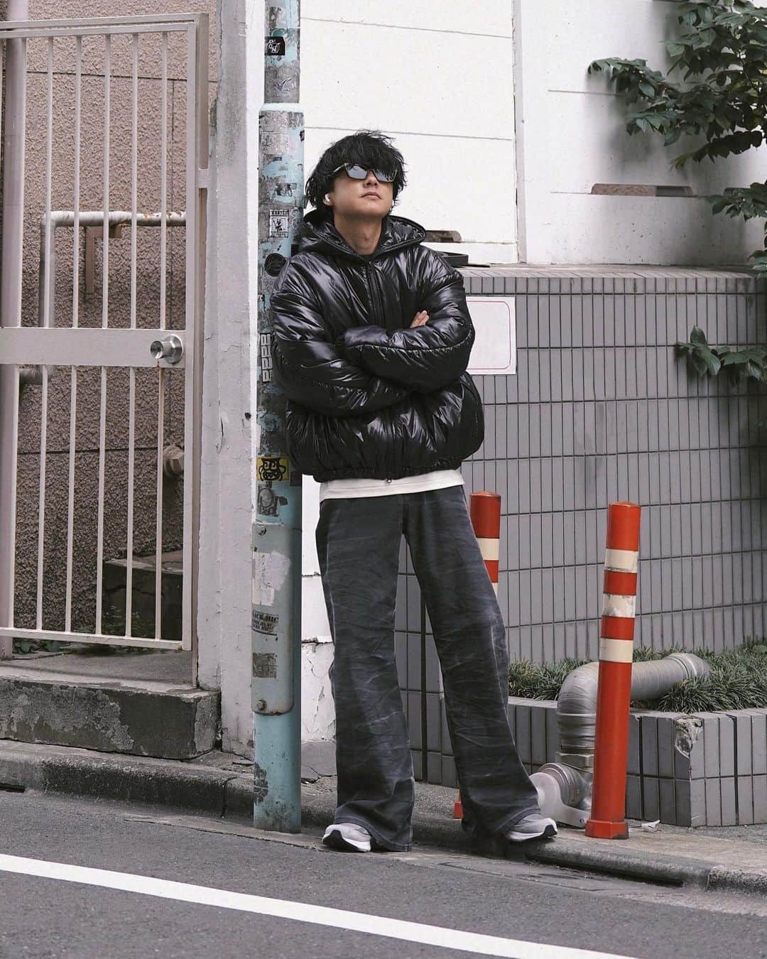 げんじさんのインスタグラム写真 - (げんじInstagram)「outfit ideas  いよいよ今週末、@lidnm_official_ 新作お披露目です📢 オリジナルのカシミヤ100%ニットが極上の着心地 ◎  @llife_official_ のクロシェットは、サンプル段階なのでより良いものに仕上げていきます、お楽しみに🤝🏻  knit #lidnm coming soon denim #maisonmargiela  shoes #newbalance  pierce #llife eyewear #gentlemonster clochette #llife coming soon outer #gabrielacollgarments  #メンズファッション #ファッション #秋服 #秋コーデ #秋冬 #今日のコーデ #今日の服 #ニット #knit #cashmere #cashmereknit #fashion #mensfashion #23aw #23fw #autumn #winter #ootd #outfit #styling #패션 #스타일 #코디 #옷스타그램」10月11日 18時29分 - genji_official_