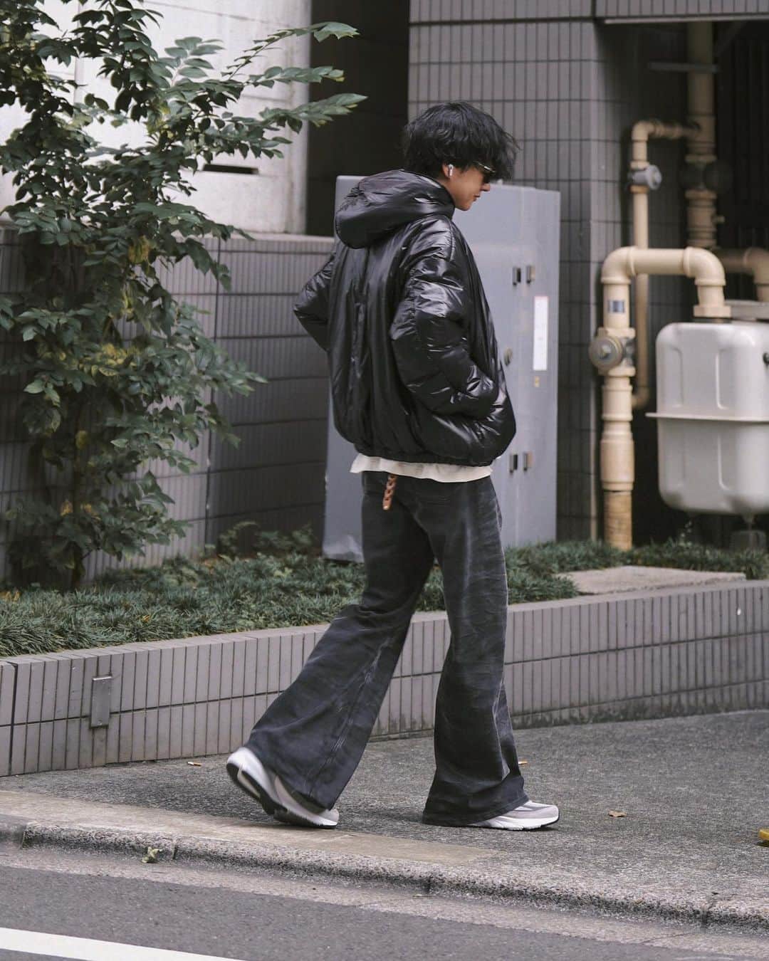 げんじさんのインスタグラム写真 - (げんじInstagram)「outfit ideas  いよいよ今週末、@lidnm_official_ 新作お披露目です📢 オリジナルのカシミヤ100%ニットが極上の着心地 ◎  @llife_official_ のクロシェットは、サンプル段階なのでより良いものに仕上げていきます、お楽しみに🤝🏻  knit #lidnm coming soon denim #maisonmargiela  shoes #newbalance  pierce #llife eyewear #gentlemonster clochette #llife coming soon outer #gabrielacollgarments  #メンズファッション #ファッション #秋服 #秋コーデ #秋冬 #今日のコーデ #今日の服 #ニット #knit #cashmere #cashmereknit #fashion #mensfashion #23aw #23fw #autumn #winter #ootd #outfit #styling #패션 #스타일 #코디 #옷스타그램」10月11日 18時29分 - genji_official_