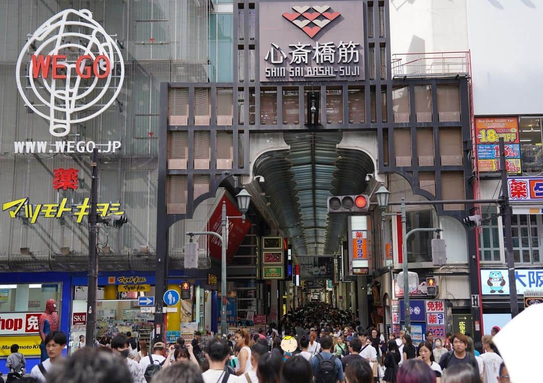 Osaka Bob（大阪観光局公式キャラクター）のインスタグラム：「Shinsaibashi-suji Shopping Street, representing Osaka, is bustling with people on weekends. Be cautious as it can get quite crowded! 🤣   大阪を代表とする心斎橋筋商店街👍 写真でみたらわかるように週末はめちゃくちゃ人おるから気をつけてな🤣  —————————————————————  #maido #withOsakaBob #OSAKA #osakatrip #japan #nihon #OsakaJapan #大坂 #오사카 #大阪 #Оsака #Осака #โอซาก้า #大阪観光 #sightseeing #Osakatravel #Osakajepang #traveljepang #osakatravel #osakatrip #心斎橋筋」