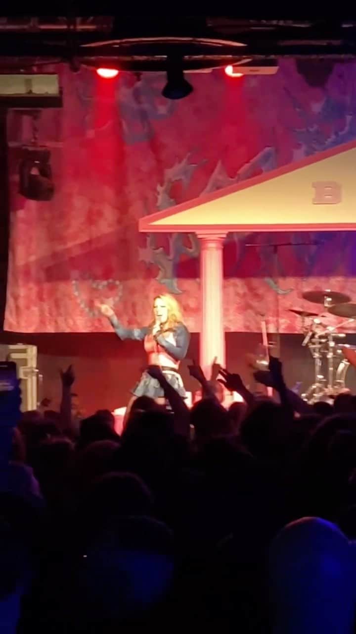 Kerrang!のインスタグラム：「Scene Queen playing the second of two nights in London on her Bimbos, Beans & Toast Tour this week… THE BEST 🫶🏻💕」