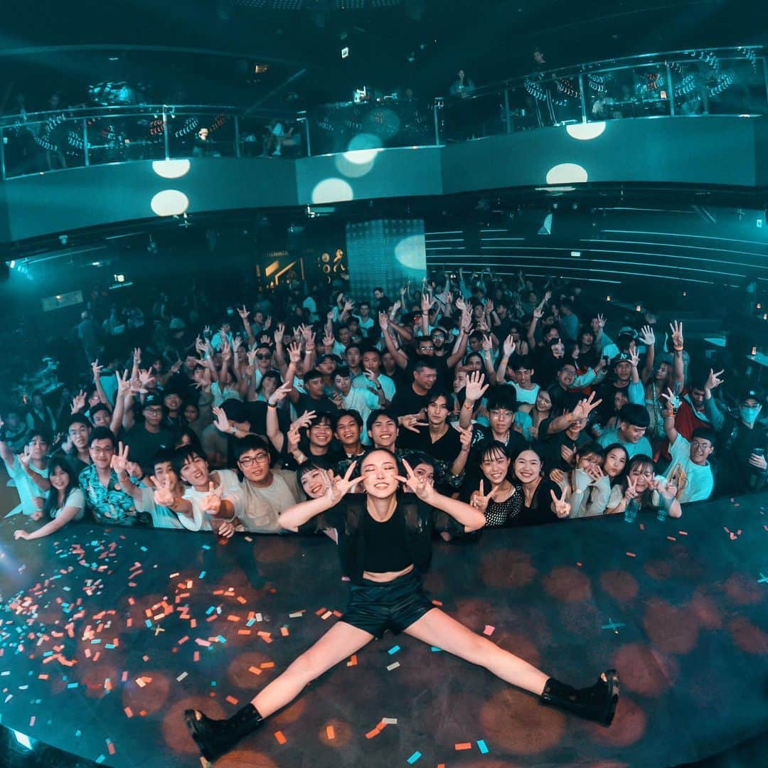ᴍᴀʏᴀのインスタグラム：「I'm pleasure to be back @wave_taipei in Taiwan ARIGATOU🥰 The last one 🎥 4 years ago🙀Always warm🙏 我想很快再次见到你🫶  嬉しいと目を閉じてしまい鼻が膨らむ癖😂もっかい撮ってーって2枚目言ってる笑 最後の動画は4年前〜内装もめちゃ変わって二階席もありステージからもお客さんの顔がよく見えて更に映える作りになってました✨いつも暖かくてありがたいです‼︎台湾飯美味しかったな〜😮‍💨」