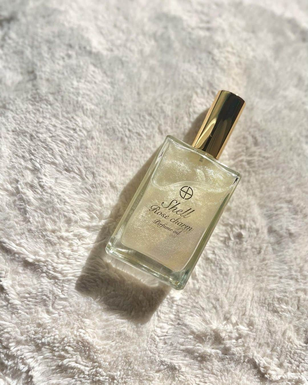 小林真琴さんのインスタグラム写真 - (小林真琴Instagram)「. キラキラなラメオイル🫧 Shell Rose Perfume oil  肌や髪になじませるとツヤ感が出て 一気に女子力アップします🥰  最近は毛先やデコルテに付けて お出かけするんだけど 「いい匂いする！」って必ず言われる🤍（笑）  ローズとブロンドウッドの フローラルな香りだよ🐇🌹  #ヘアオイル #ラメオイル #ボディオイル #フローラル #hairoil #bodyoil #ShellRosePerfumeoil」10月11日 18時34分 - maccori1