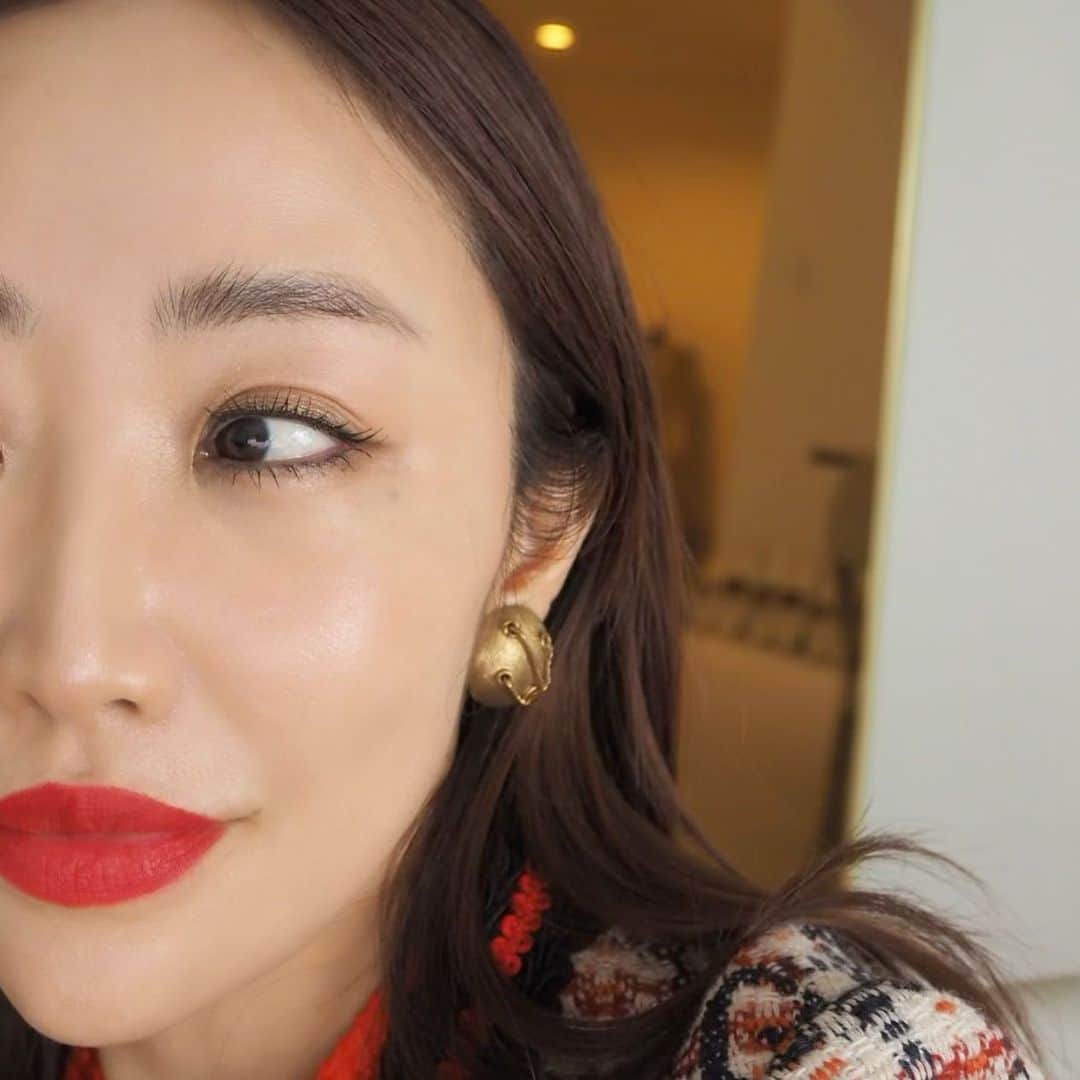 神崎恵のインスタグラム：「・ 今日はGUCCI BEAUTYのホリデーコレクションとフレグランスのお話を聞く会だったので、 メイクはGUCCIで仕上げました。 ポイントを唇にしぼり、 アイメイクとチークはほんのり色を感じる程度に。 眉は逆毛をたてて立体感をだしたら、極細ペンシルだけで足りない部分に毛を最小限に描き足すのみ。 フレグランスは、 「自分の魅力を開花させる。 ありのままの自分でいい。」というストーリーをもつ、 グッチ　ブルーム　オードパルファム。 自由な自己表現を提案しているGUCCI BEAUTYの世界観、鮮やかでした。  ベースメイク　グッチ　クッション　ドゥ　ボーテ リップ　グッチ　ルージュ　ア　レーヴル　マット　509 チーク　グッチ　ブラッシュ　ドゥ　ボーテ　チーク　アンド　アイ04」