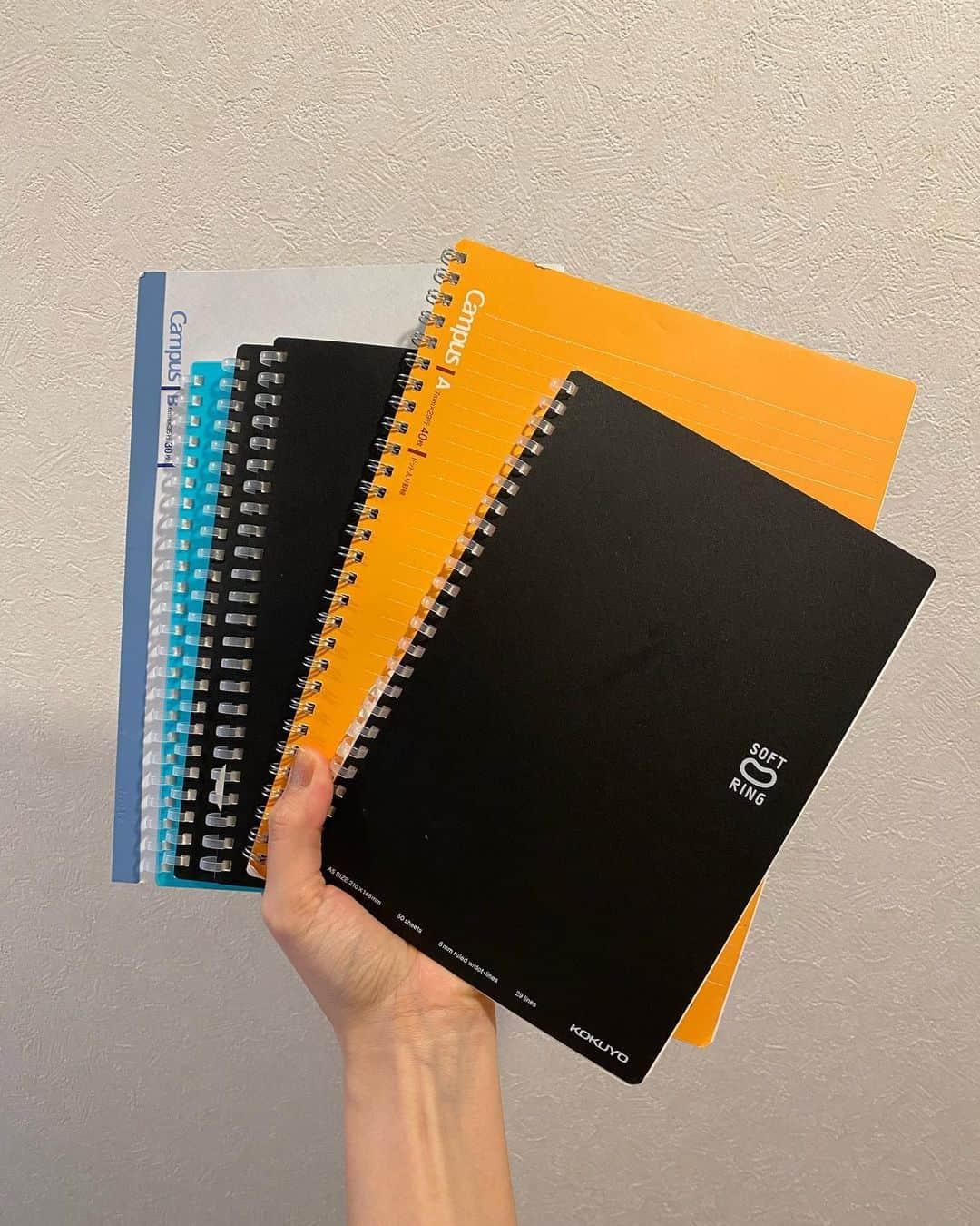 瀬奈ユウリのインスタグラム：「過日、5〜6年分の日記を処分した📚💫  日記とゆうか、停滞してるな〜と感じる時や何か大きな出来事があった時、心境の変化があった時とかに書いてたものたちなんだけど。(最近知った、ジャーナリングという行為に近いように思う◎)  読み返してとにかく思ったのは、自分と対話するのって めちゃくちゃ大切で嬉しいことだな〜って。 (私はむしろそれをしすぎる所ありすぎるが)  あと、たった数年前の自分でもピュアだな〜とかいい事いってんな〜とかバカ調子乗ってんな〜とかあってとても良かった◎ やはし人って変わらないけど変わってゆくんだな、と。 期待はしないけど希望があるな◎  ほどよく力が抜けました🤱💐  これからの自分も どうゆうことを感じてゆくか楽しみだな〜💯  P.S. 生きてくって世話ねぇや😉🫰💫  #日記 #ジャーナリング」