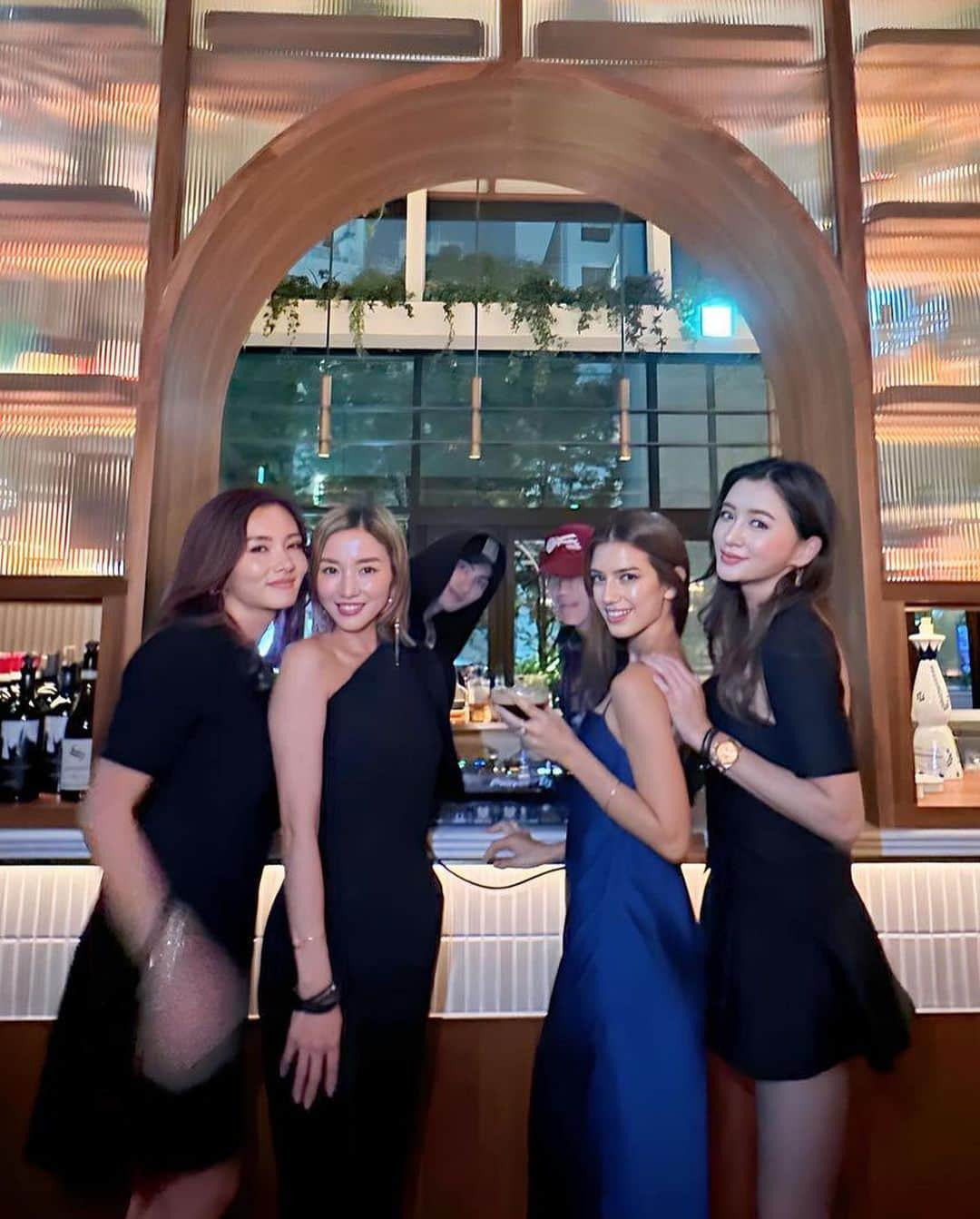 平山美春さんのインスタグラム写真 - (平山美春Instagram)「📍Scarpetta Tokyo  @scarpettatokyo   1st Anniversary 👏✨ Thank you for having me!! @shiggytokyo   1周年おめでとうございます👏 NY本店でも人気のメニューも押さえつつ、日本独自のアレンジも✨ 私は定番のトマトパスタがお気に入り🍅  まるで海外にいるような空間で、どのエリアでどう過ごしてもカジュアルに楽しめるレストラン🍽️ 女子会にもデートにも会食にも✨  1周年で特別にDJ @tkco が機材を持ち込んでくれるという贅沢さ👏みんなで踊って楽しい夜になりました🤍  #scarpettatokyo1st_anniversary  #scarpettatokyo」10月11日 18時37分 - miharuhirayama