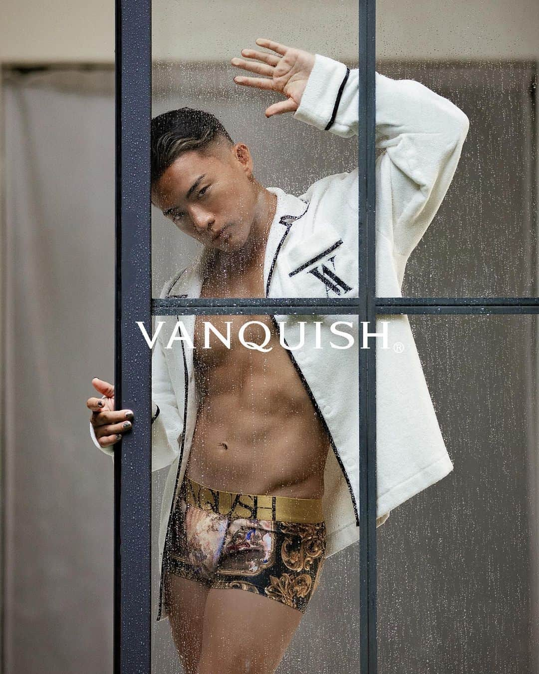 ヴァンキッシュさんのインスタグラム写真 - (ヴァンキッシュInstagram)「VANQUISH Winter Collection 2023.  Available Now.  ▪️Pile open Collar Long-Sleeve shirt[VYS004] ▪️Baroque Art Oil Painting Underwear[VUW154]  #vanquish」10月11日 18時37分 - vanquishjp