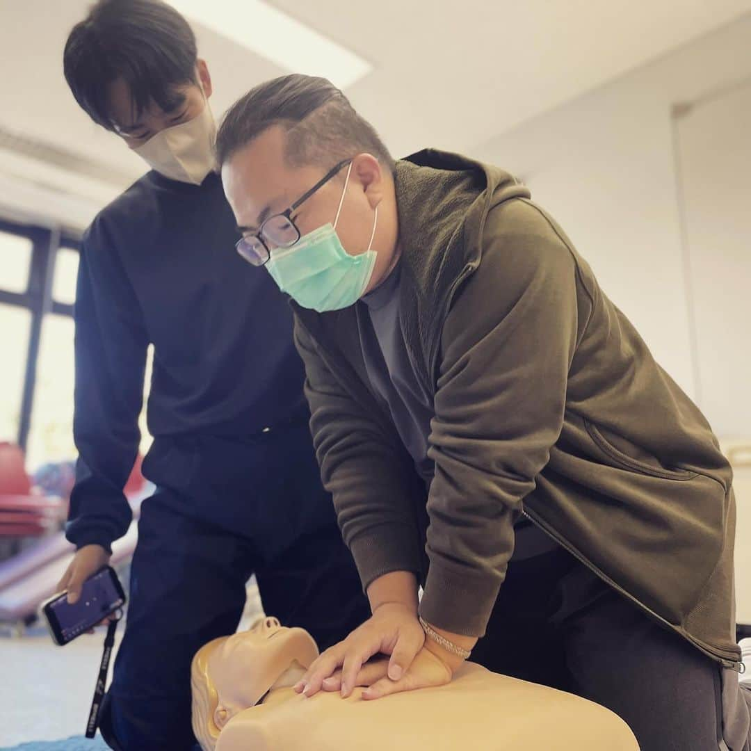 はいてくPOさんのインスタグラム写真 - (はいてくPOInstagram)「北海道ハイテクノロジー専門学校 義肢装具士学科2年生  救命講習  今日は救急救命士学科とのコラボ授業🚑  心肺蘇生法について教えていただきました😃 心臓マッサージやAEDの使用方法など 皆、真剣な表情で学ばせていただきました❗️  医療系の学生同士らしい質疑応答も繰り広げられておりました😁  救急救命士学科の先生方、学生さん ありがとうございました❗️  #北海道ハイテク #義肢装具士学科 #救急救命士学科  #コラボ授業 #プロの心臓マッサージはさすがです」10月11日 18時39分 - hhtpo