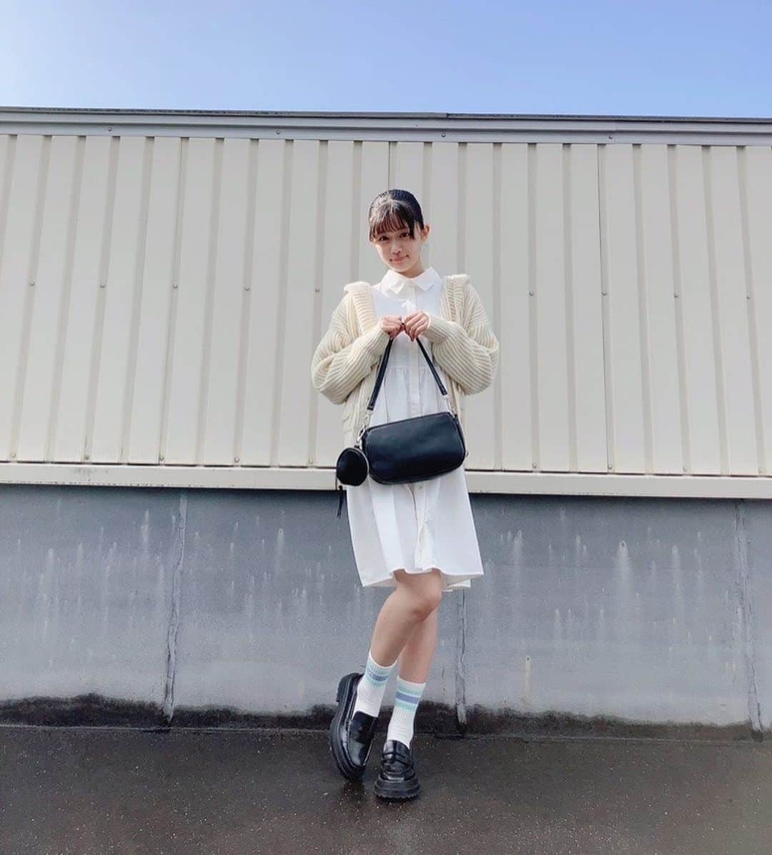 のインスタグラム：「・ 皆さんこんにちは！ヒメノです👑🧡  新しくバッグを買いました✨️  バッグと帽子が好きでついお買い物に行くと買ってしまうんです😖  次はどんなバッグに出会うのかな〜  #ニコラ #nicola#ニコラ11月号発売中  #ニコラ11月号 #ニコモ #青山姫乃 #ヒメノ #帽子 #バッグ #Newバッグ」