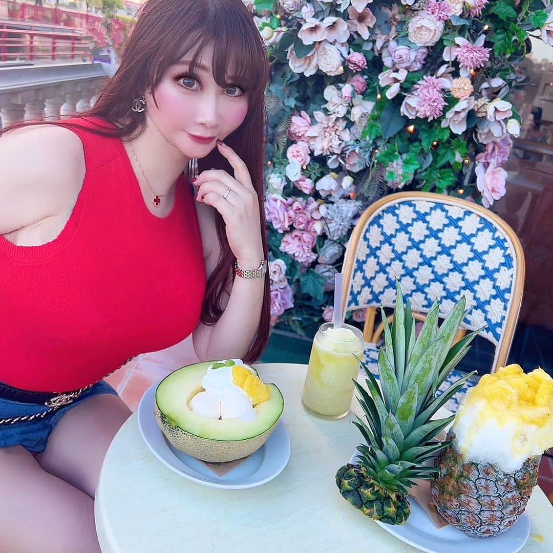 のインスタグラム：「Hi guys! Enjoy the day and happy!😉💕 🌟 まだ家路かなぁ〜(^_−)−☆💕 🌟 今日はプライベートショット📸なの〜(//∇//) パイナップル🍍のかき氷🍧と マスクメロン🍈のシャーベットのどっちが食べた〜い！？😍 私は🍍の🍧を食べたよぉ〜🙈❤️ 🌟 筋トレの筋肉痛も毎日だとクセになって刺激になってきたよぉ〜笑 🌟 どうか絆が深まる１日🌈になりますように❤️😘 🌟 #沖縄グルメ #沖縄カフェ #筋トレ女子 #筋トレ食 #スィーツ好き  #loveevryone#loveyou」