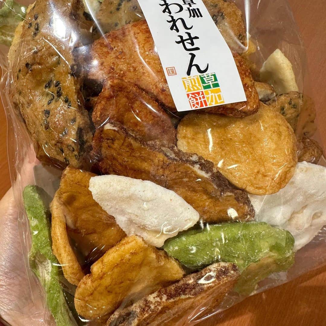 とぎもちさんのインスタグラム写真 - (とぎもちInstagram)「. 【日本 🇯🇵 일본】  私の愛する 草加せんべい 割れせん🍘💕  デパ地下でいつも買う めっちゃ美味しい割れせんべい🍘  ここのお煎餅本当に美味しくて 食べ始まると止まらない！！  いつもはネットで一斗缶で買うけど このサイズも食べ切りにちょうど良い😍✨  #草加われせん #草加せんべい #せんべい #割れせんべい #日本 #割れせん #소카와레센 #일본 #とぎもち割れせん #とぎもちせんべい #とぎもち草加せんべい」10月11日 18時50分 - togistagram