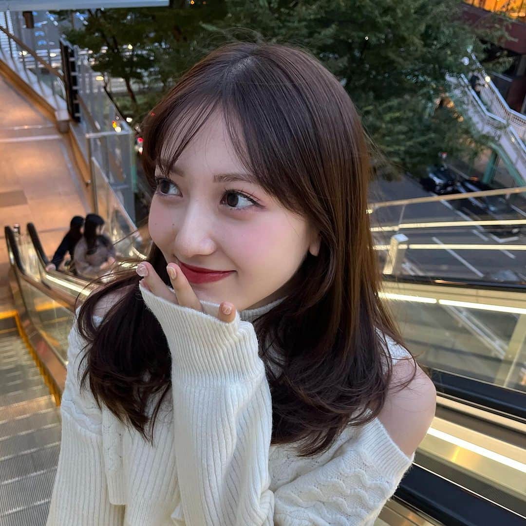 宮﨑葉苗さんのインスタグラム写真 - (宮﨑葉苗Instagram)「. ニット一枚で過ごせる季節になって嬉しい〜🧶♡  展示会でオーダーした @naturalbeautybasic_official のニットワンピ♡ふわふわしたニットに肩の部分がオフショルなの可愛い〜〜！  最近質問いただくので💞 eyebrow: @iam_chi_na  eyelash: @__mayuarai  まつ毛も眉毛もこのお二人に本当にお世話になりすぎている、、♡ いつもありがとうございます😭✨✨  #valleyparkstand #渋谷カフェ#渋谷ランチ#宮下パーク#宮下パークカフェ#東京カフェ巡り#ニットワンピ#ニットワンピース#ホワイトコーデ#ニットコーデ」10月11日 18時51分 - hanae_miyazaki