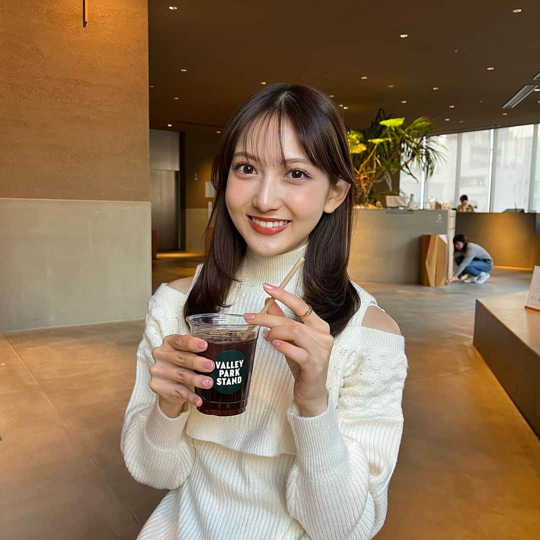 宮﨑葉苗さんのインスタグラム写真 - (宮﨑葉苗Instagram)「. ニット一枚で過ごせる季節になって嬉しい〜🧶♡  展示会でオーダーした @naturalbeautybasic_official のニットワンピ♡ふわふわしたニットに肩の部分がオフショルなの可愛い〜〜！  最近質問いただくので💞 eyebrow: @iam_chi_na  eyelash: @__mayuarai  まつ毛も眉毛もこのお二人に本当にお世話になりすぎている、、♡ いつもありがとうございます😭✨✨  #valleyparkstand #渋谷カフェ#渋谷ランチ#宮下パーク#宮下パークカフェ#東京カフェ巡り#ニットワンピ#ニットワンピース#ホワイトコーデ#ニットコーデ」10月11日 18時51分 - hanae_miyazaki