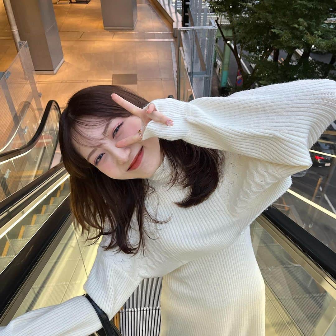宮﨑葉苗さんのインスタグラム写真 - (宮﨑葉苗Instagram)「. ニット一枚で過ごせる季節になって嬉しい〜🧶♡  展示会でオーダーした @naturalbeautybasic_official のニットワンピ♡ふわふわしたニットに肩の部分がオフショルなの可愛い〜〜！  最近質問いただくので💞 eyebrow: @iam_chi_na  eyelash: @__mayuarai  まつ毛も眉毛もこのお二人に本当にお世話になりすぎている、、♡ いつもありがとうございます😭✨✨  #valleyparkstand #渋谷カフェ#渋谷ランチ#宮下パーク#宮下パークカフェ#東京カフェ巡り#ニットワンピ#ニットワンピース#ホワイトコーデ#ニットコーデ」10月11日 18時51分 - hanae_miyazaki