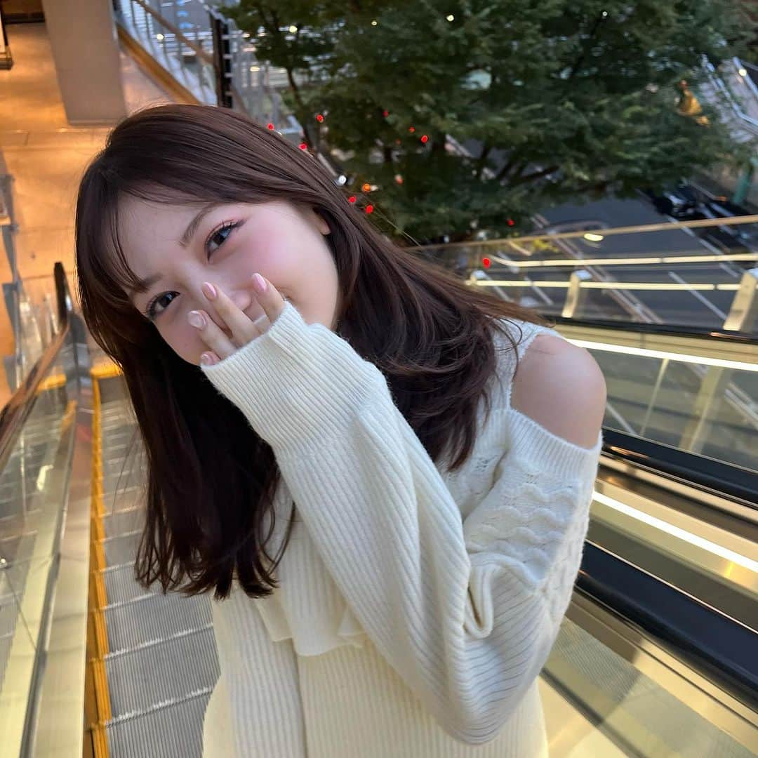 宮﨑葉苗さんのインスタグラム写真 - (宮﨑葉苗Instagram)「. ニット一枚で過ごせる季節になって嬉しい〜🧶♡  展示会でオーダーした @naturalbeautybasic_official のニットワンピ♡ふわふわしたニットに肩の部分がオフショルなの可愛い〜〜！  最近質問いただくので💞 eyebrow: @iam_chi_na  eyelash: @__mayuarai  まつ毛も眉毛もこのお二人に本当にお世話になりすぎている、、♡ いつもありがとうございます😭✨✨  #valleyparkstand #渋谷カフェ#渋谷ランチ#宮下パーク#宮下パークカフェ#東京カフェ巡り#ニットワンピ#ニットワンピース#ホワイトコーデ#ニットコーデ」10月11日 18時51分 - hanae_miyazaki