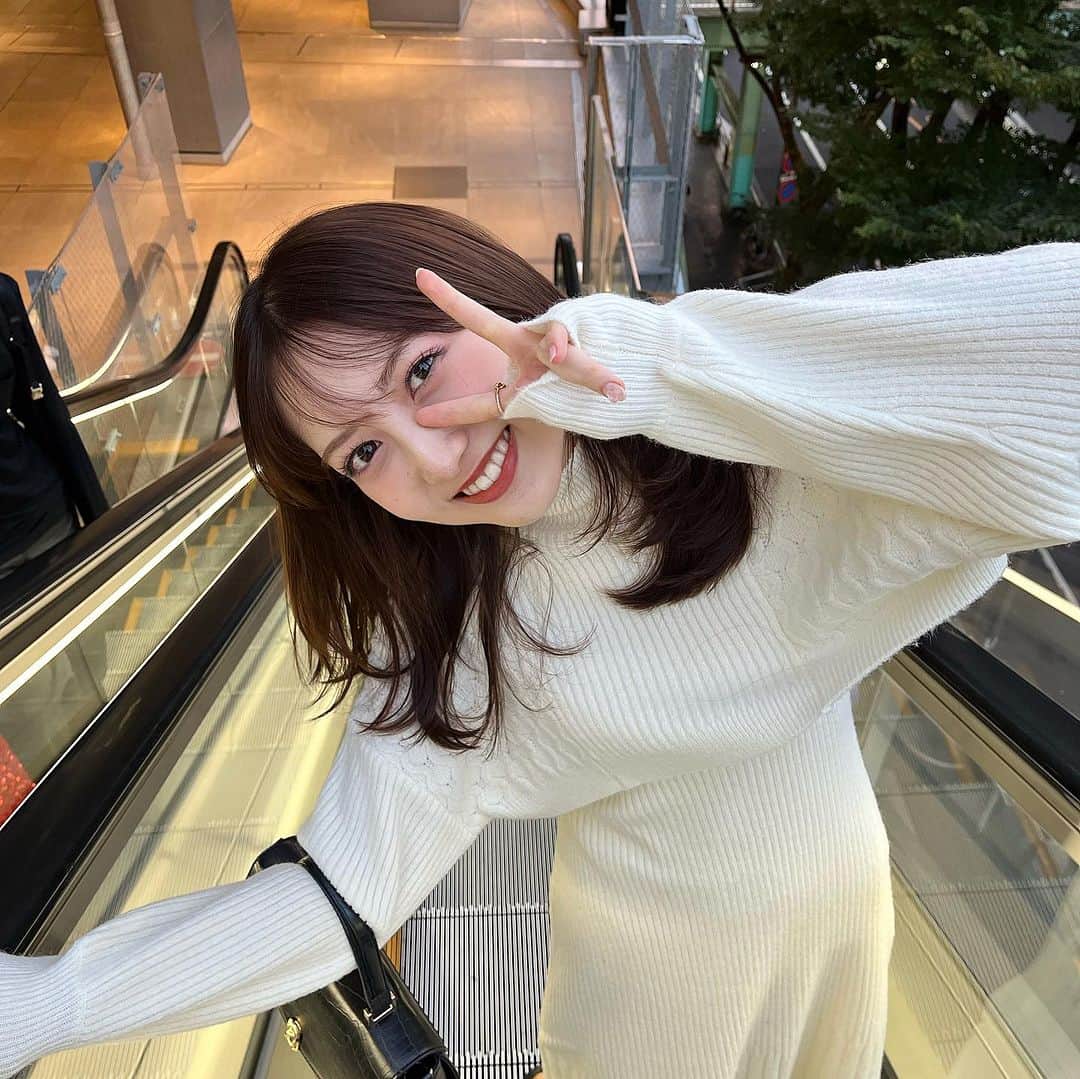 宮﨑葉苗さんのインスタグラム写真 - (宮﨑葉苗Instagram)「. ニット一枚で過ごせる季節になって嬉しい〜🧶♡  展示会でオーダーした @naturalbeautybasic_official のニットワンピ♡ふわふわしたニットに肩の部分がオフショルなの可愛い〜〜！  最近質問いただくので💞 eyebrow: @iam_chi_na  eyelash: @__mayuarai  まつ毛も眉毛もこのお二人に本当にお世話になりすぎている、、♡ いつもありがとうございます😭✨✨  #valleyparkstand #渋谷カフェ#渋谷ランチ#宮下パーク#宮下パークカフェ#東京カフェ巡り#ニットワンピ#ニットワンピース#ホワイトコーデ#ニットコーデ」10月11日 18時51分 - hanae_miyazaki