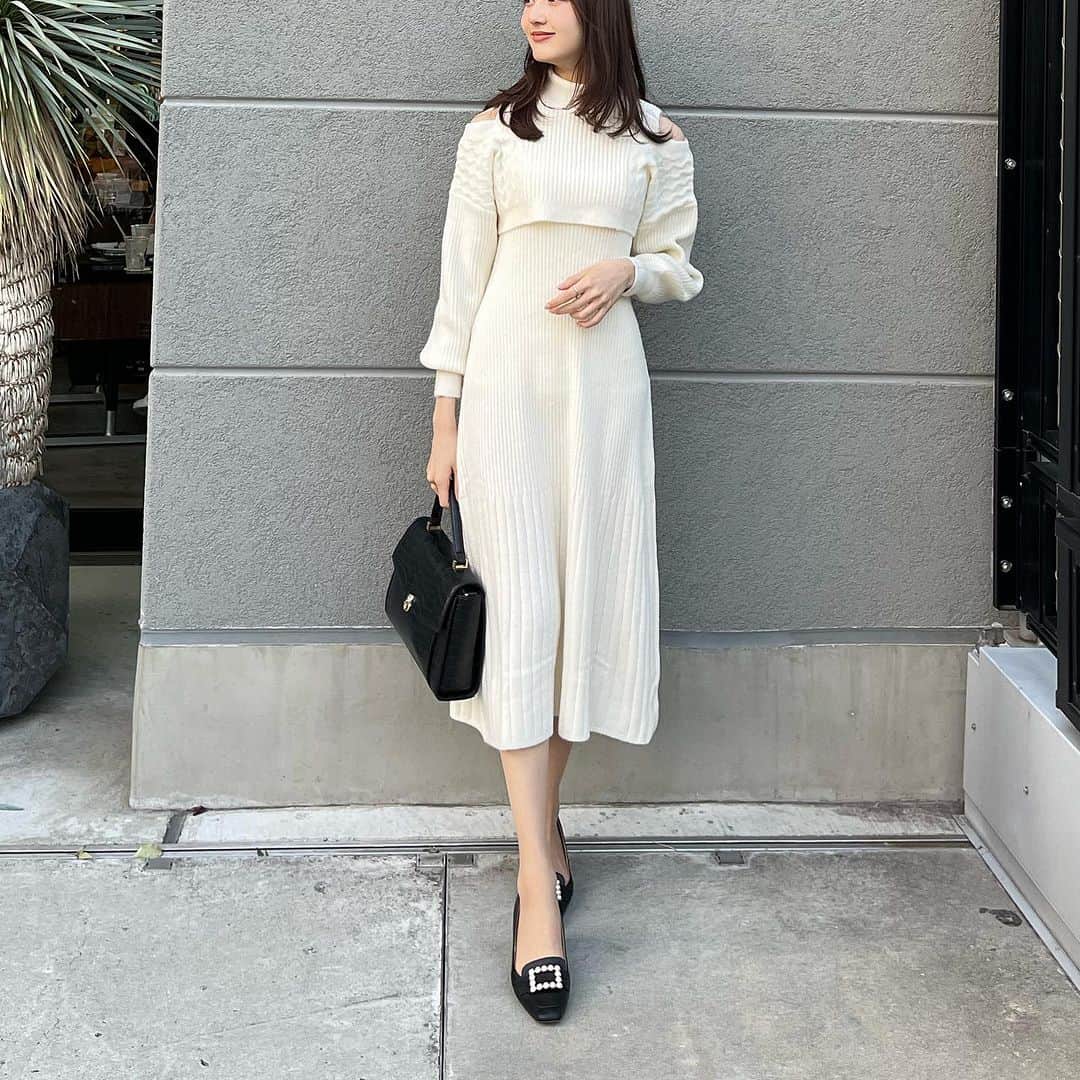 宮﨑葉苗さんのインスタグラム写真 - (宮﨑葉苗Instagram)「. ニット一枚で過ごせる季節になって嬉しい〜🧶♡  展示会でオーダーした @naturalbeautybasic_official のニットワンピ♡ふわふわしたニットに肩の部分がオフショルなの可愛い〜〜！  最近質問いただくので💞 eyebrow: @iam_chi_na  eyelash: @__mayuarai  まつ毛も眉毛もこのお二人に本当にお世話になりすぎている、、♡ いつもありがとうございます😭✨✨  #valleyparkstand #渋谷カフェ#渋谷ランチ#宮下パーク#宮下パークカフェ#東京カフェ巡り#ニットワンピ#ニットワンピース#ホワイトコーデ#ニットコーデ」10月11日 18時51分 - hanae_miyazaki