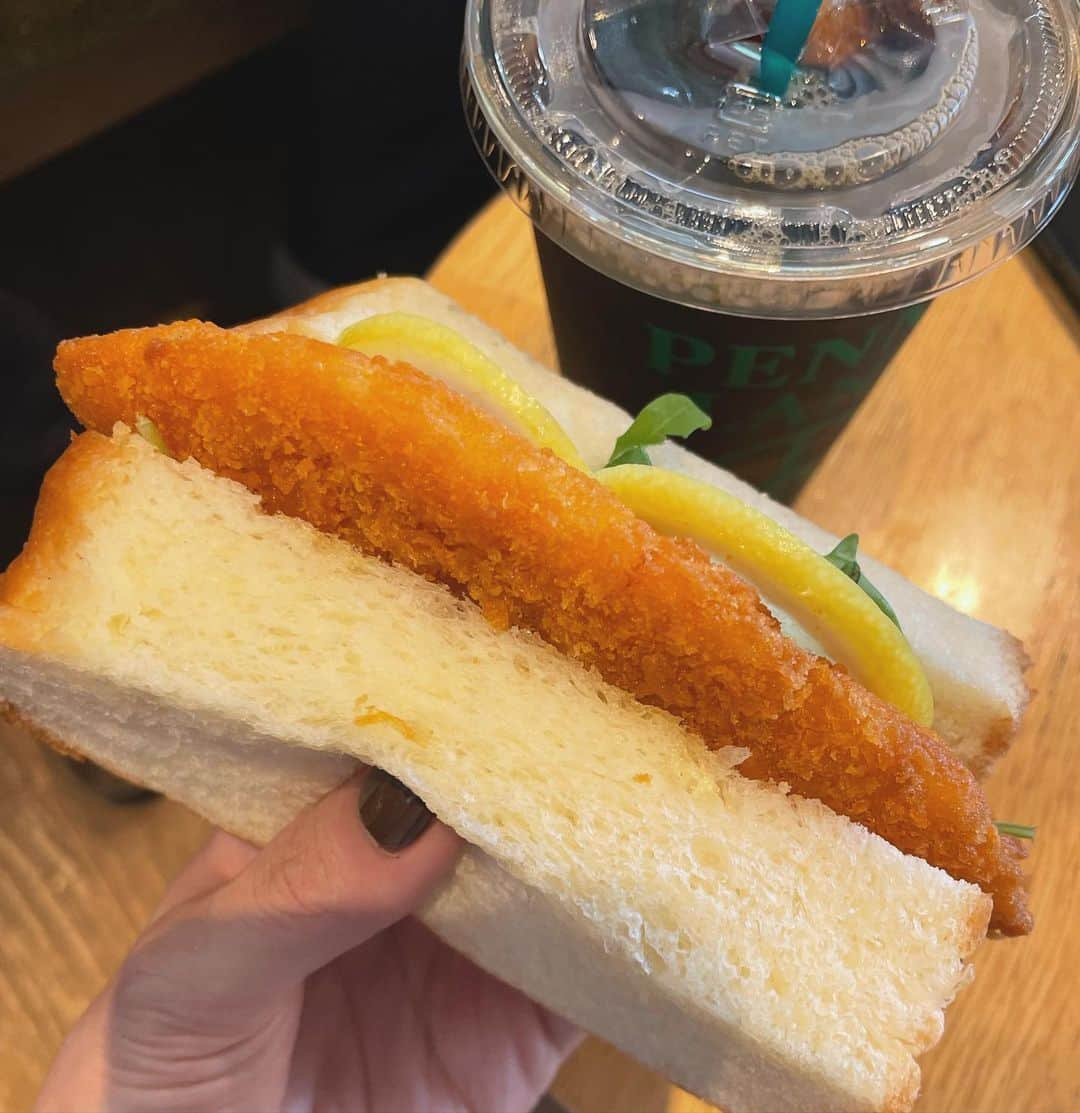 佐々木かいのインスタグラム：「🍞🐟 1番好きな惣菜パン♡」