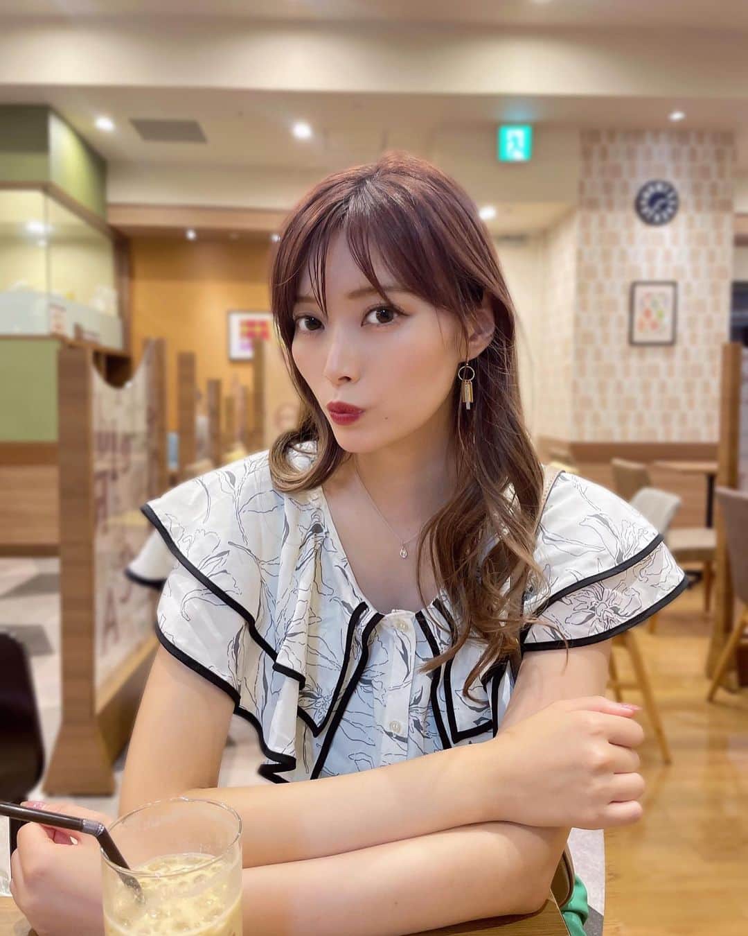 橋本真帆のインスタグラム：「♡ . . 少し前の写真📷 . 花粉で目がとっても痛い🫠 &この夏海に行き過ぎたのか 紫外線のダメージがきてるので ケアがんばらなきゃ🫠笑 楽しい夏だったから悔いなし😘 . . . . #カフェ #ハッシュタグ思いつかん」