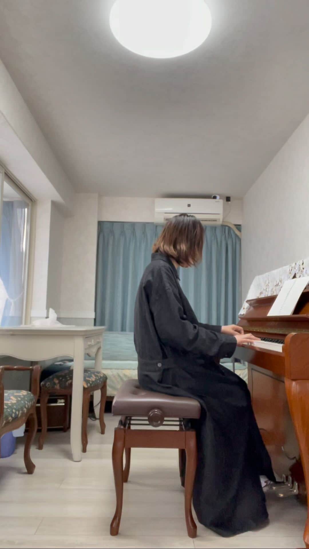 菊池桃子のインスタグラム：「*  曲を作ろうとピアノを弾いて 1人で、酔いしれていたら 見られてしまった　笑  私って驚くと、飛び上がるんだ！！  #ピアノ #さる年は飛ぶ？笑」